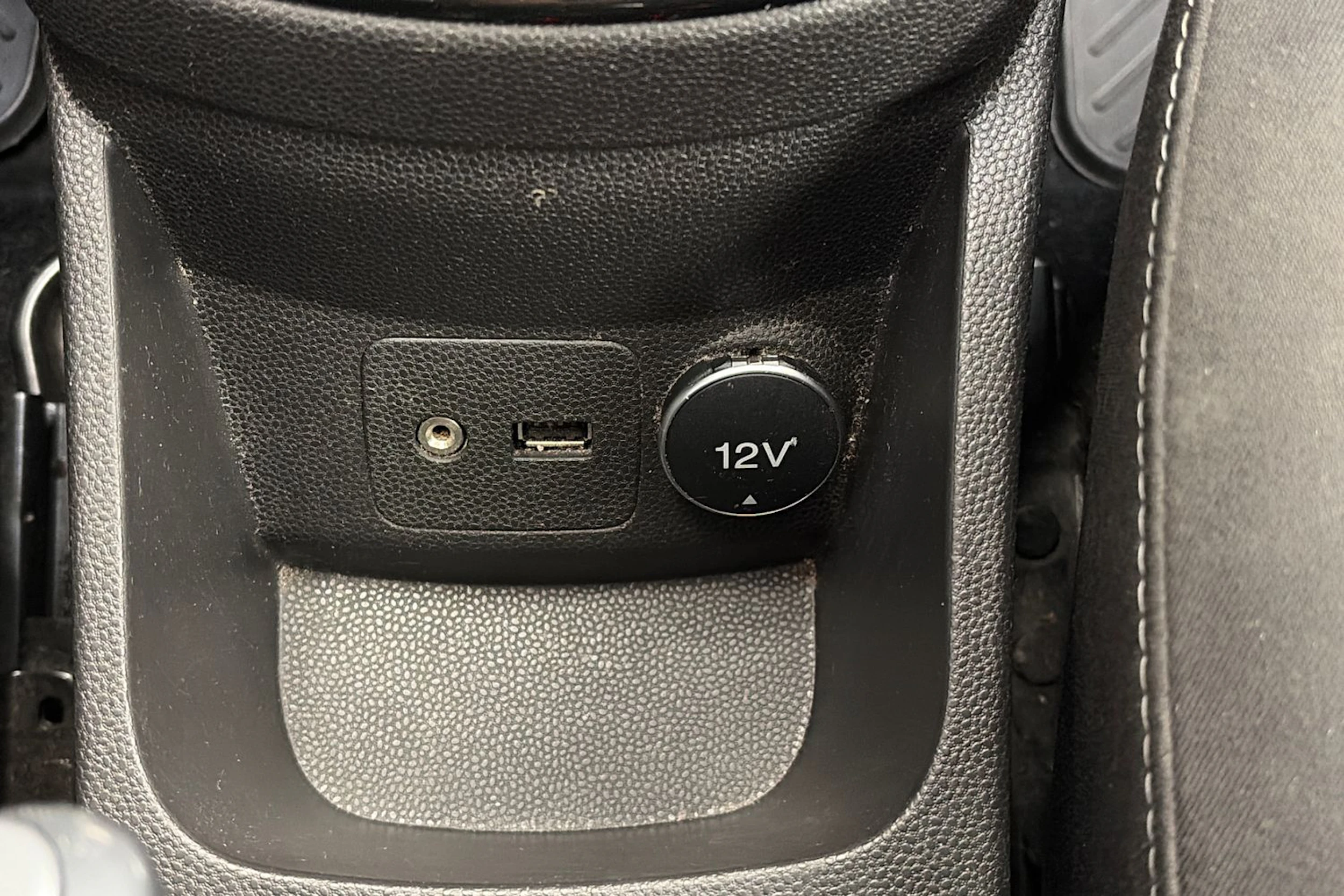 Valkoinen Ford FIESTA 2015 kuva 24.