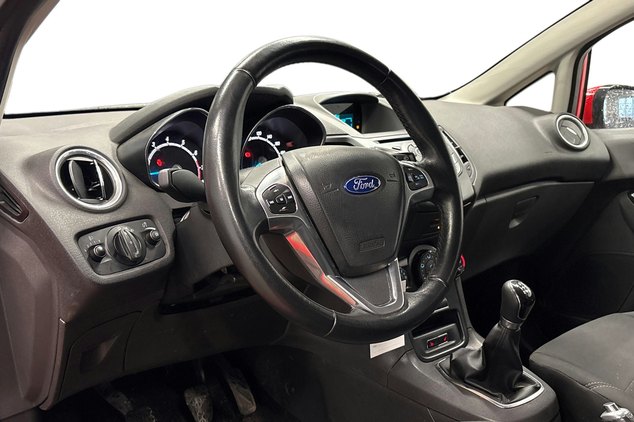 punainen Ford Fiesta 2015 kuva 3.