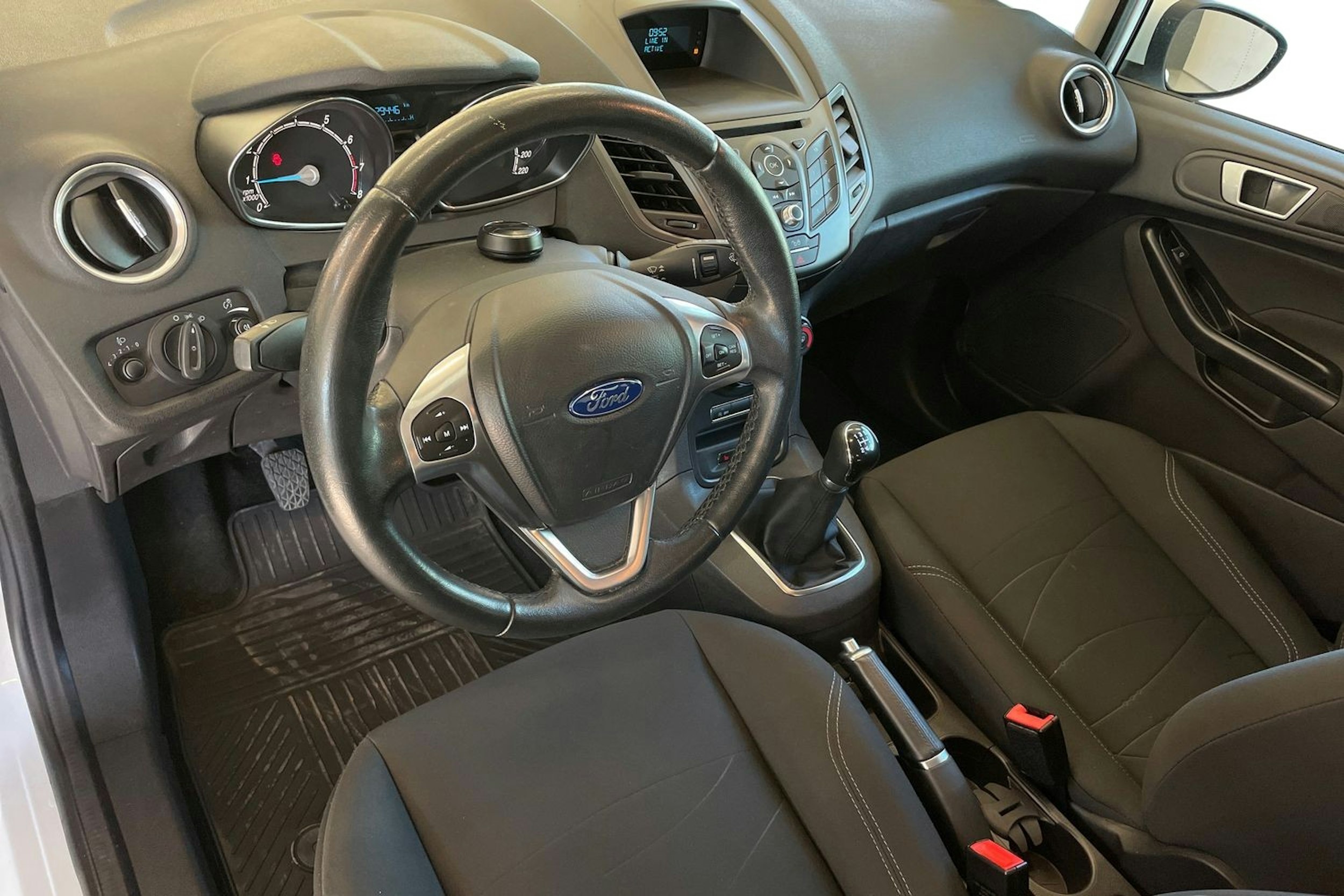 Valkoinen Ford FIESTA 2015 kuva 7.