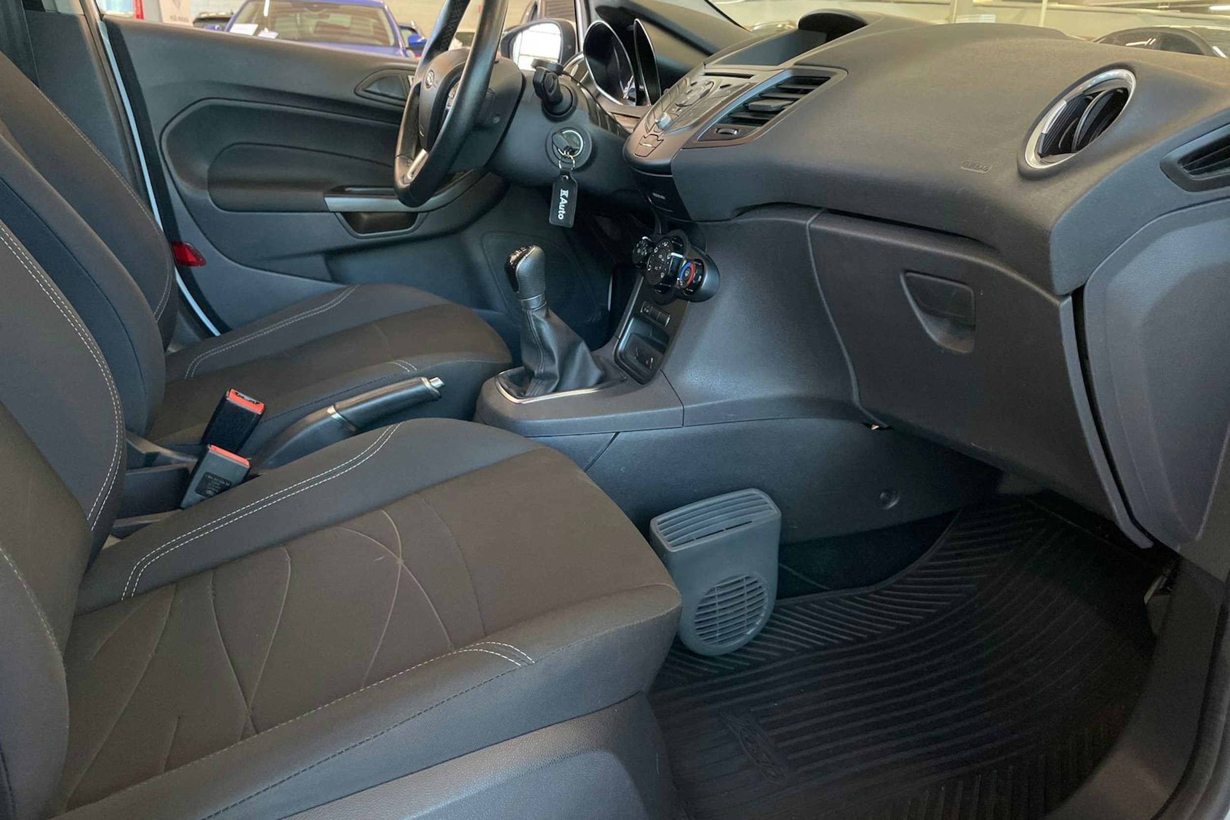 Valkoinen Ford FIESTA 2015 kuva 19.