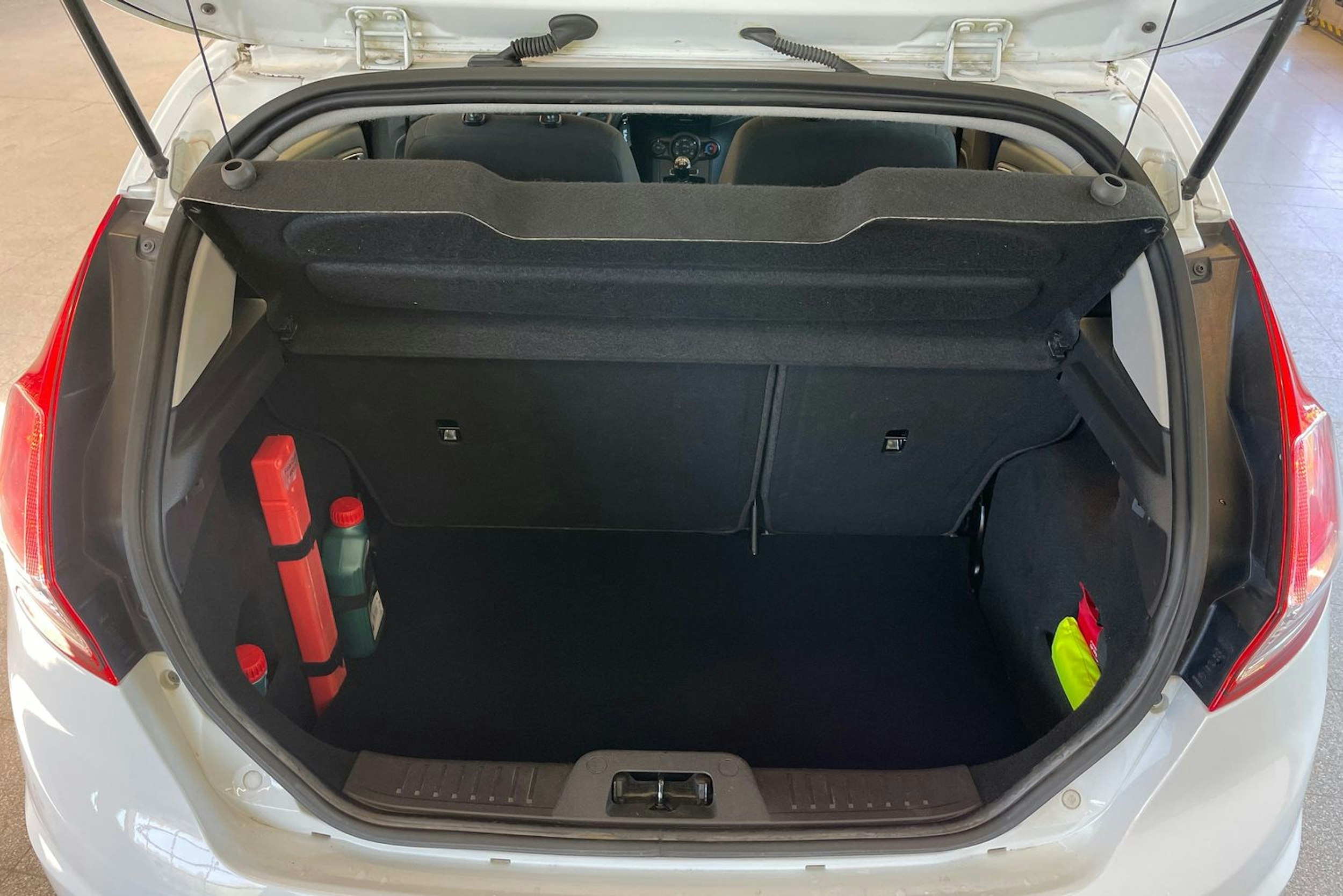 Valkoinen Ford FIESTA 2015 kuva 20.