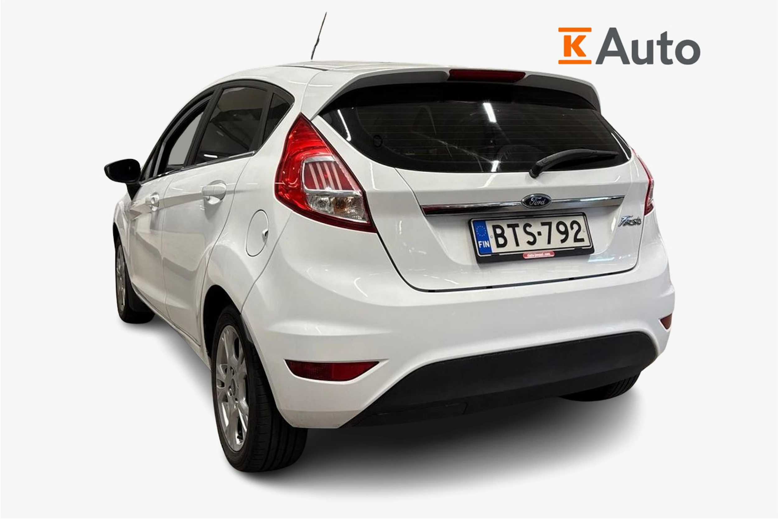 valkoinen Ford Fiesta 2016 kuva 2.
