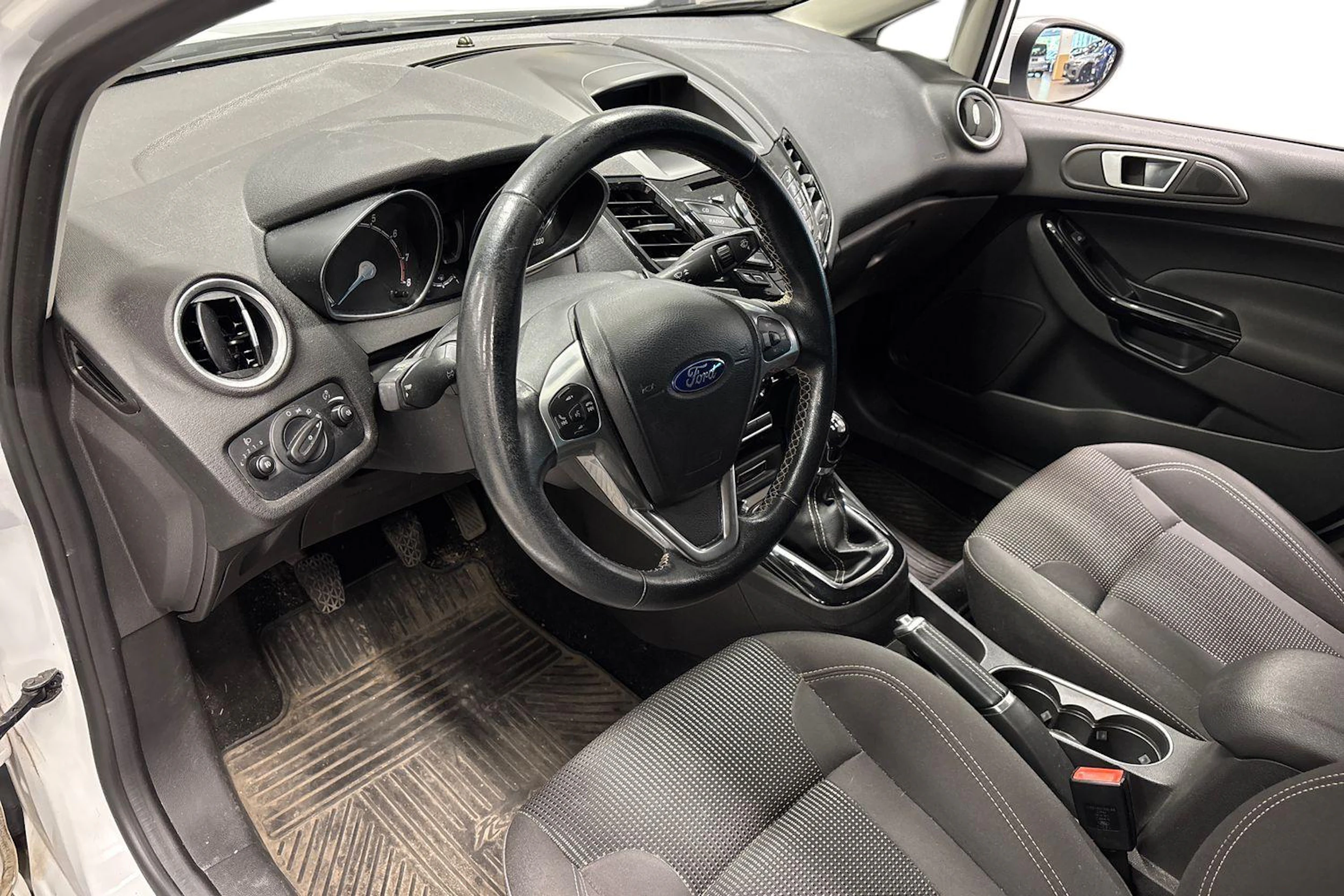 valkoinen Ford Fiesta 2016 kuva 3.
