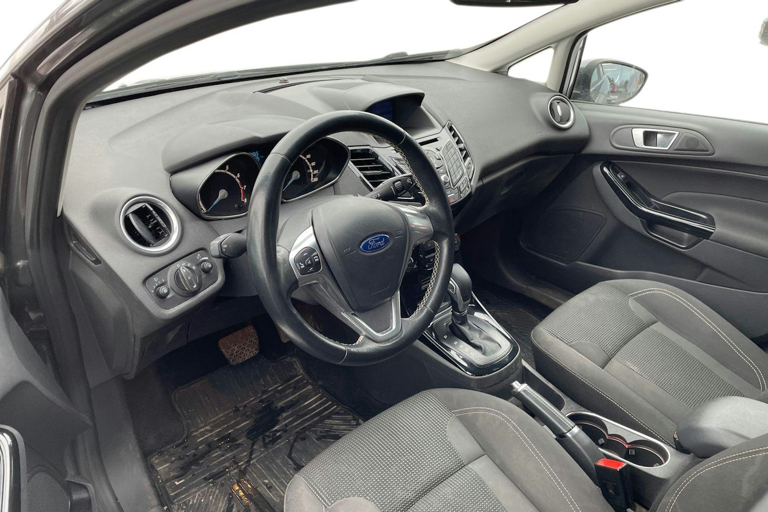 harmaa Ford Fiesta 2016 kuva 3.