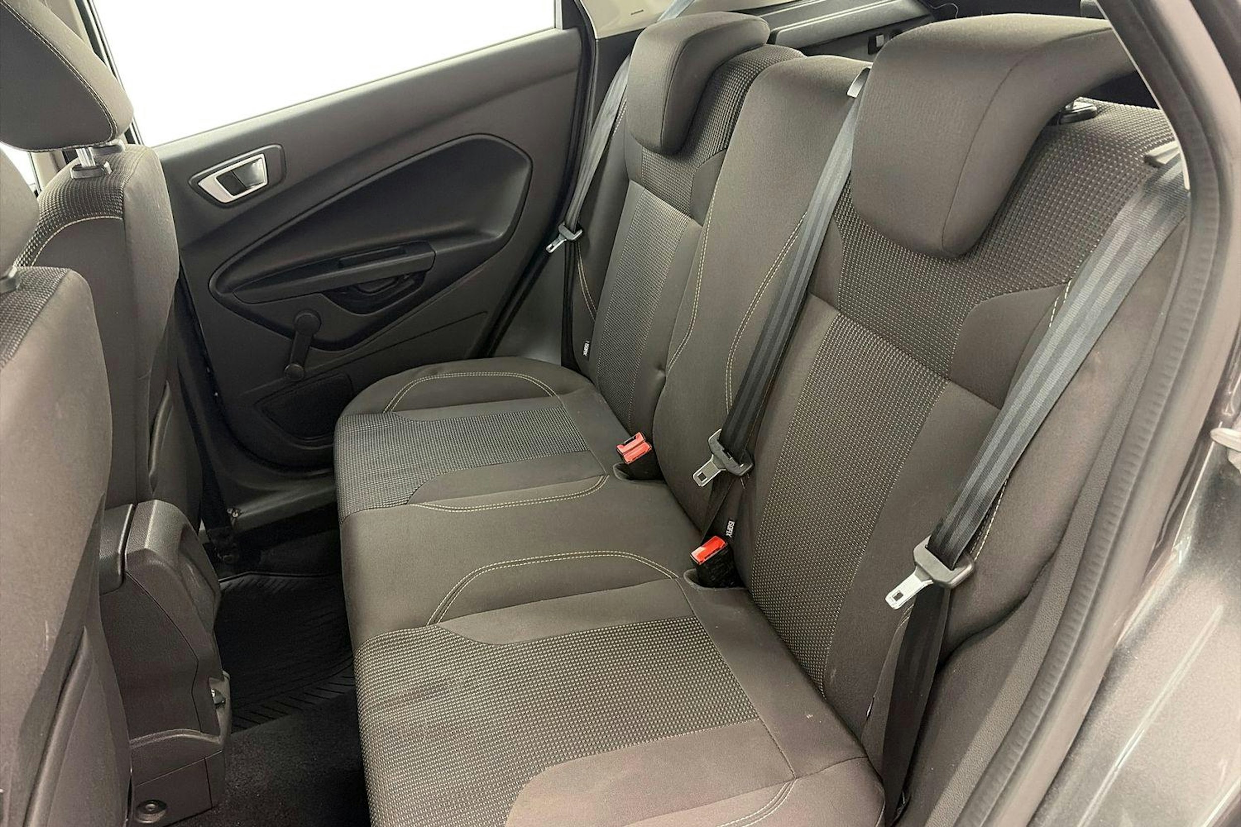 harmaa Ford Fiesta 2016 kuva 10.