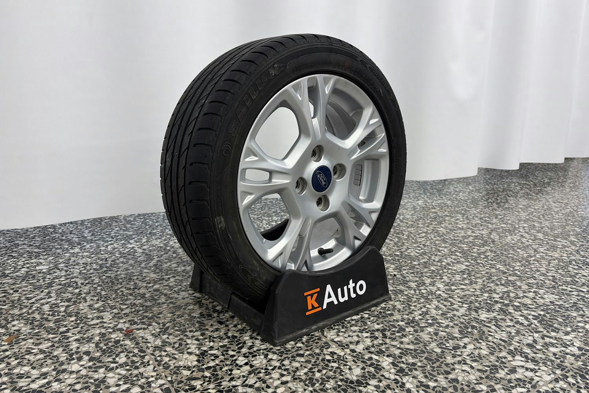 harmaa Ford Fiesta 2016 kuva 13.