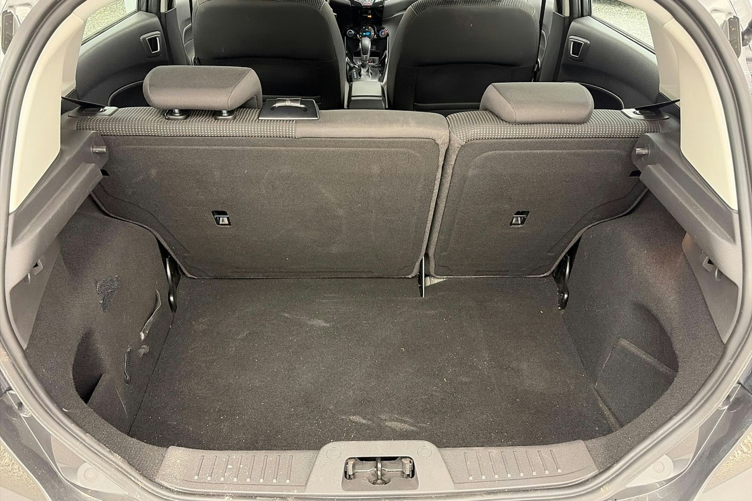 harmaa Ford Fiesta 2016 kuva 14.