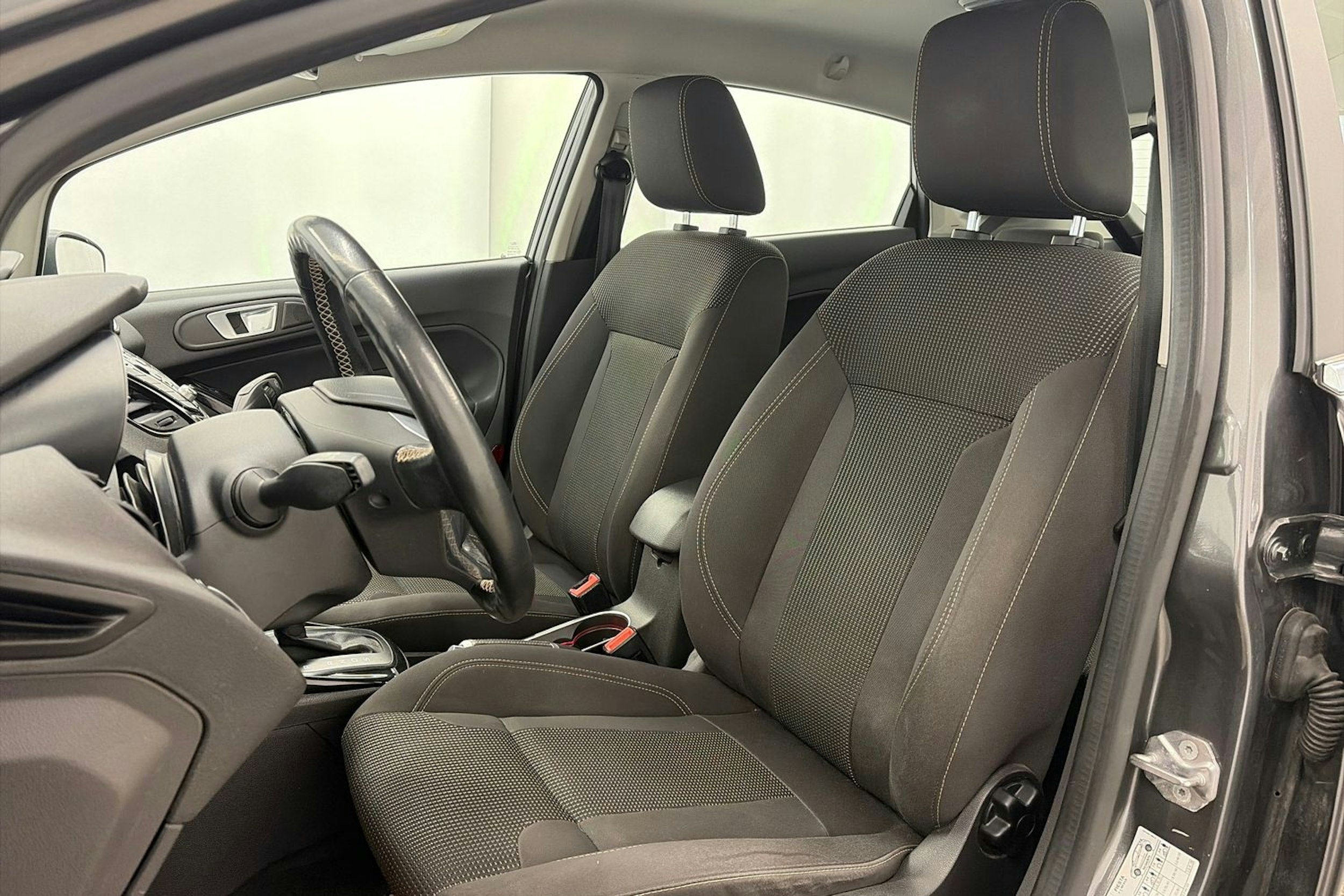 harmaa Ford Fiesta 2016 kuva 15.