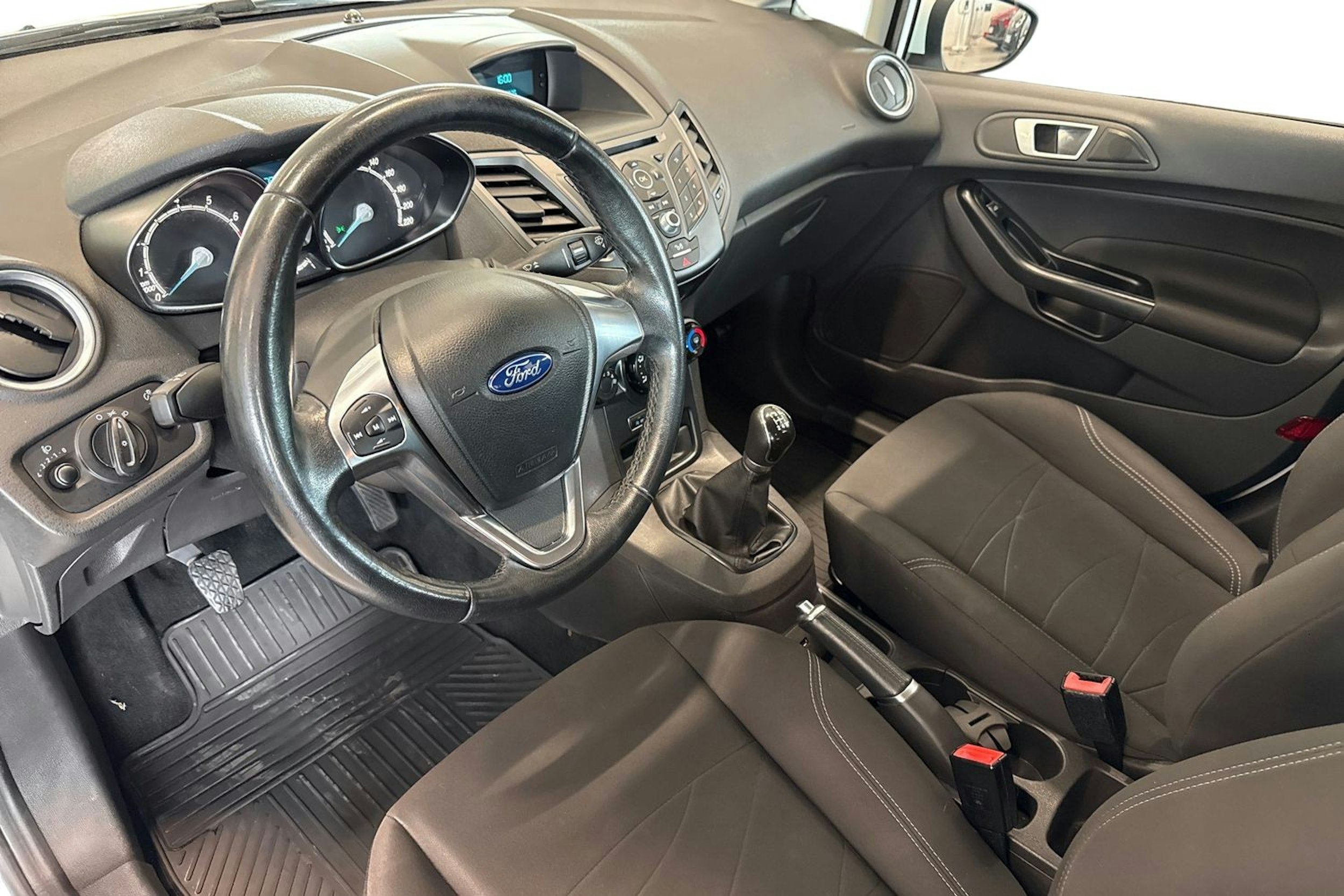 valkoinen Ford Fiesta 2016 kuva 6.