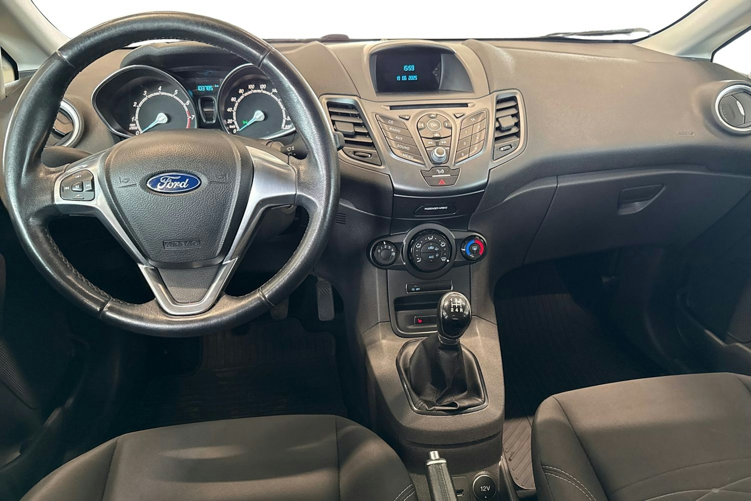 valkoinen Ford Fiesta 2016 kuva 7.