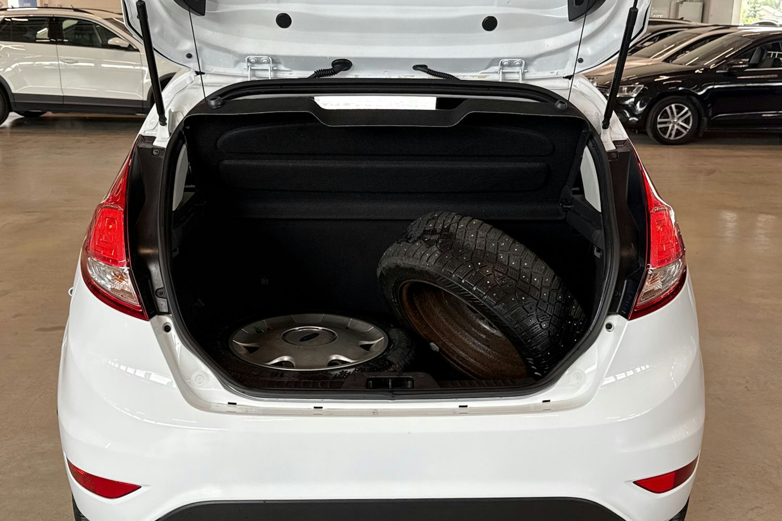 valkoinen Ford Fiesta 2016 kuva 11.