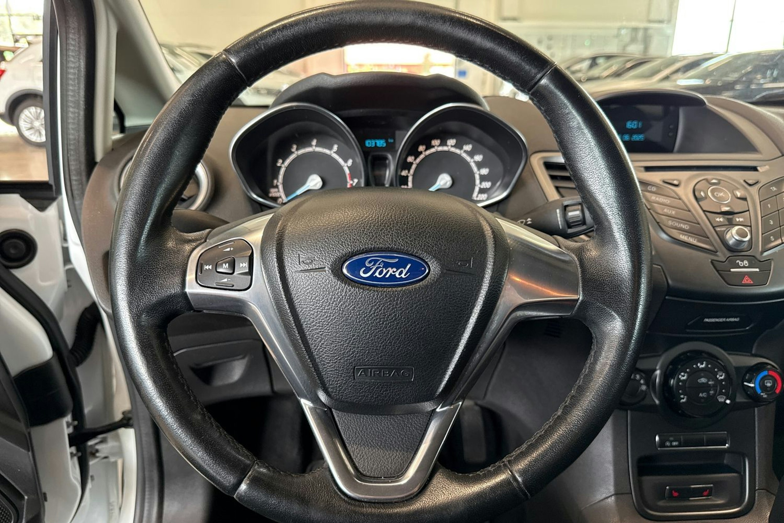 valkoinen Ford Fiesta 2016 kuva 14.