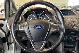 valkoinen Ford Fiesta 2016 kuva 14.
