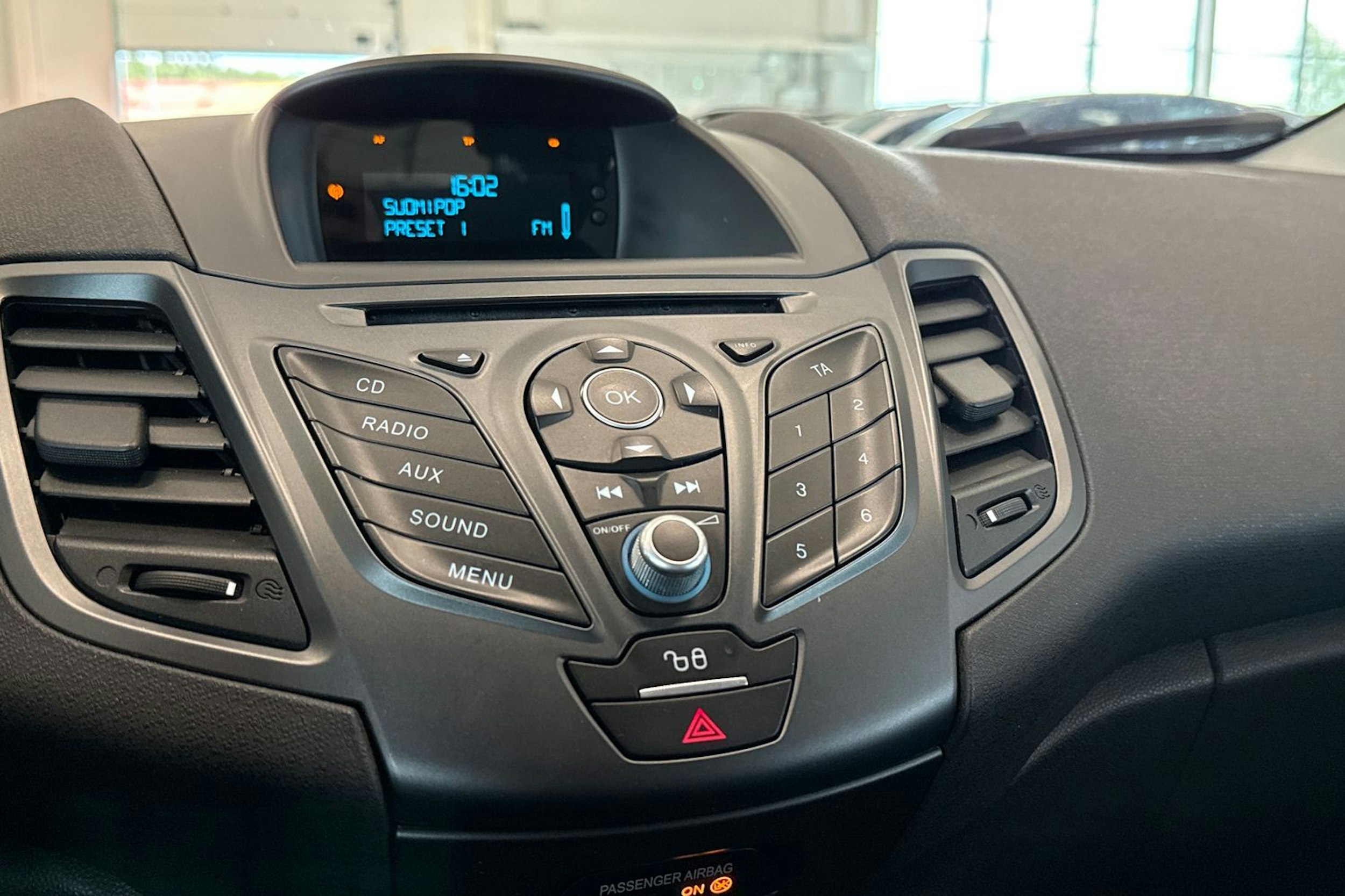 valkoinen Ford Fiesta 2016 kuva 15.