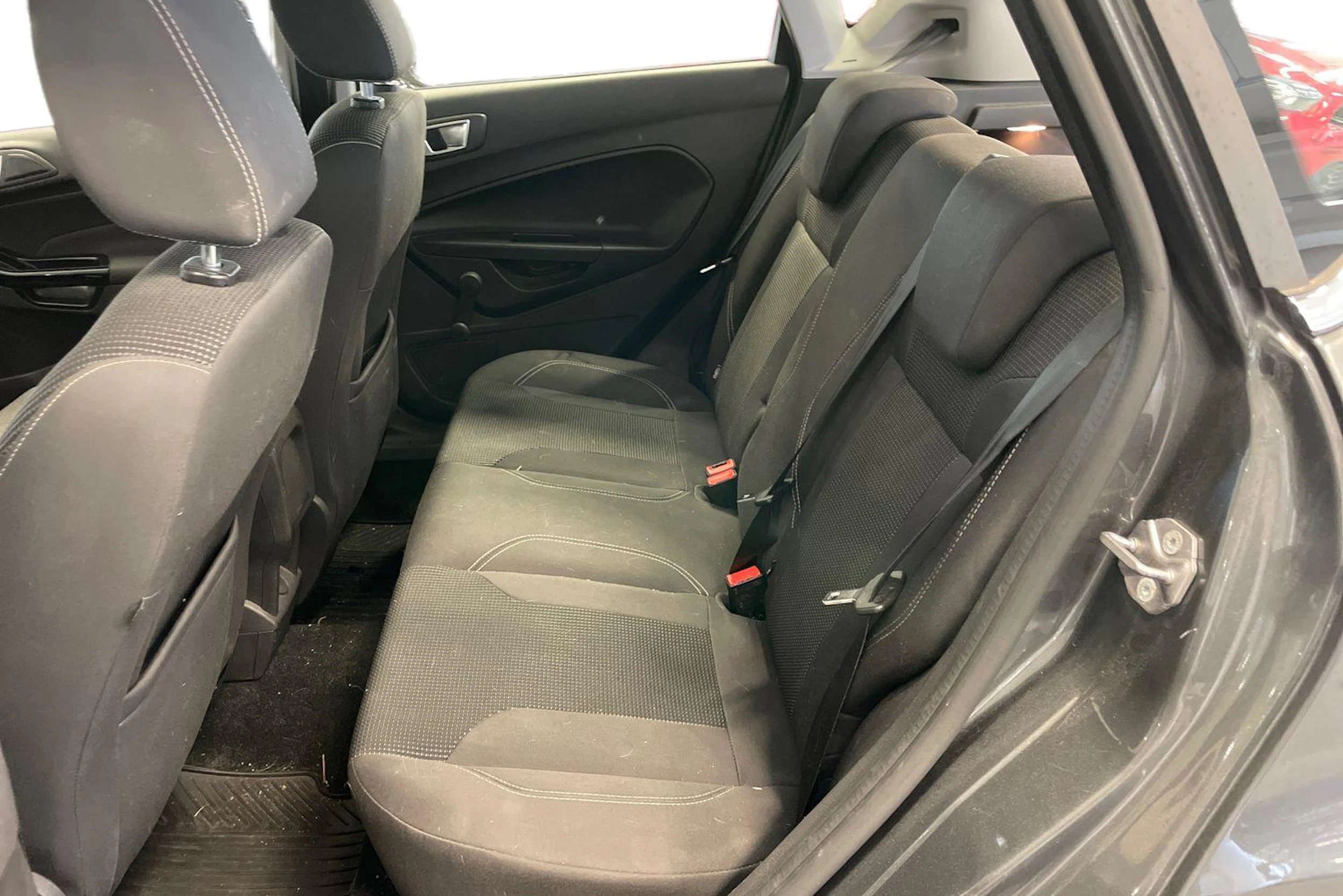 harmaa Ford Fiesta 2016 kuva 8.