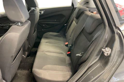 harmaa Ford Fiesta 2016 kuva 8.