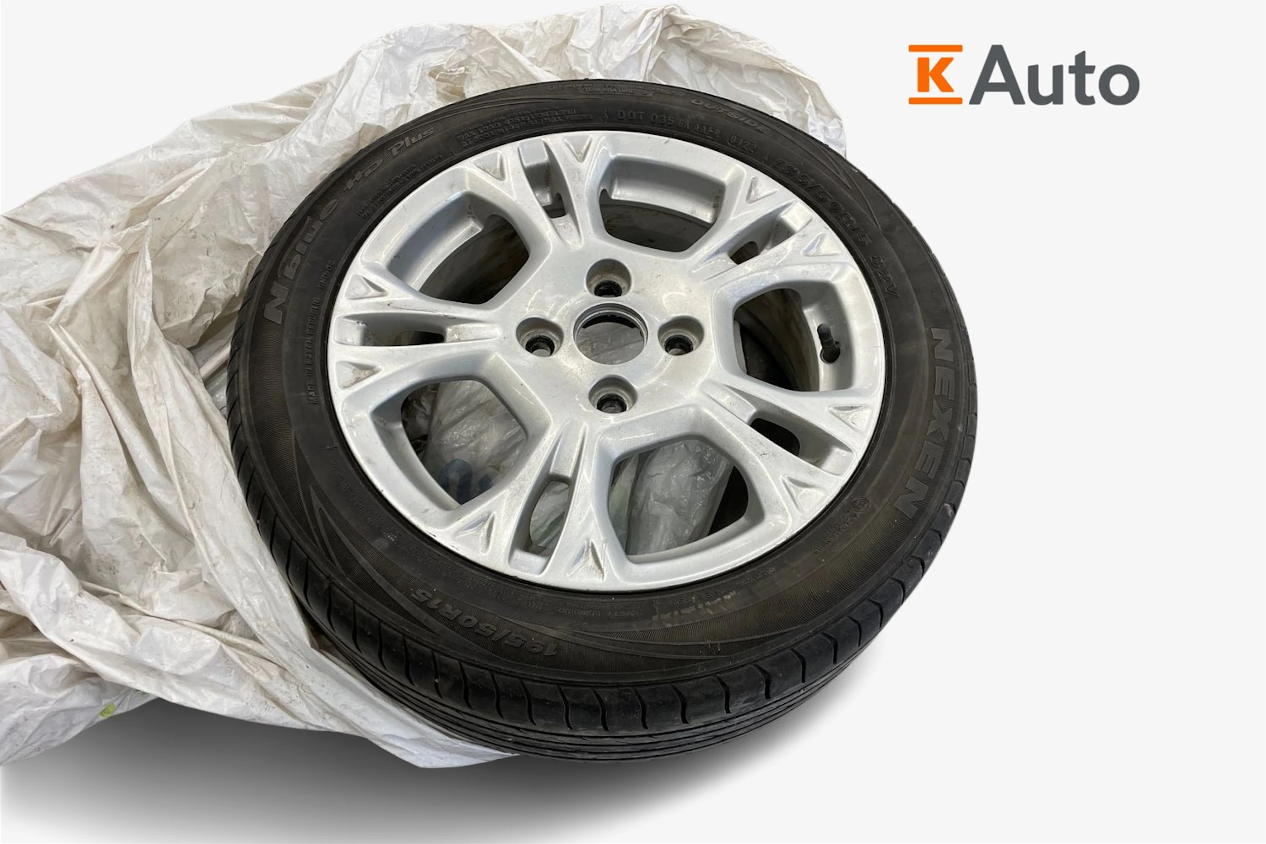 harmaa Ford Fiesta 2016 kuva 9.