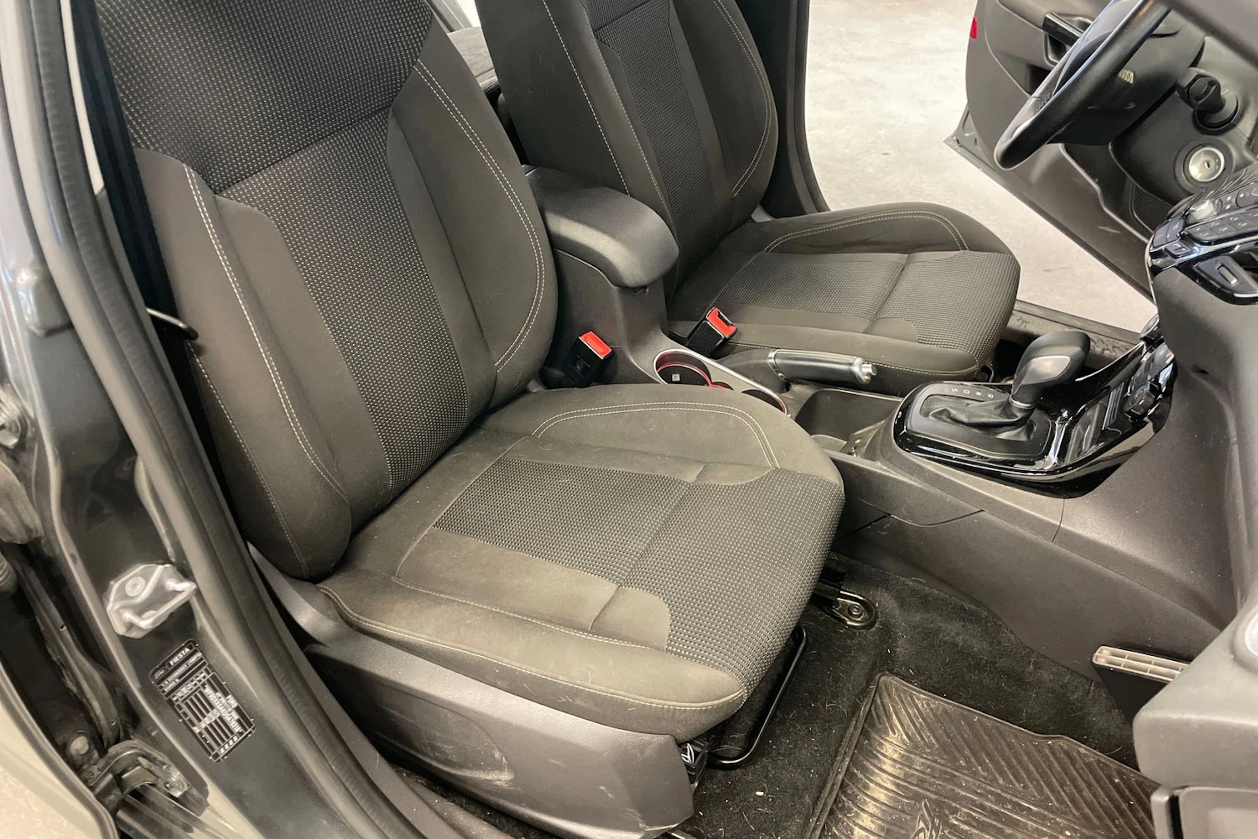 harmaa Ford Fiesta 2016 kuva 13.