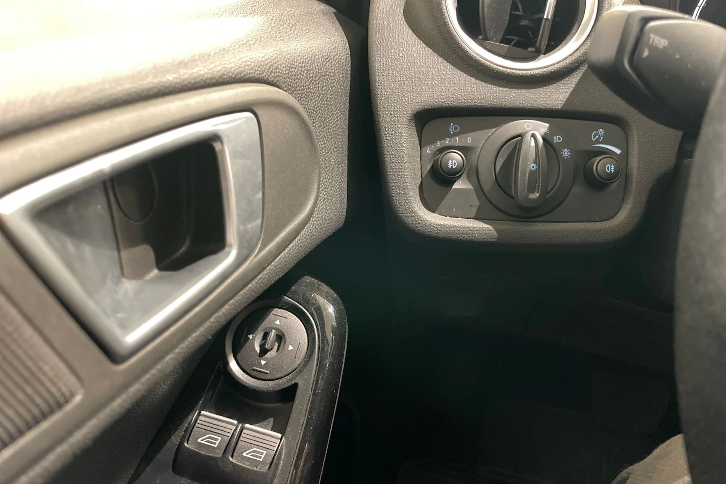 harmaa Ford Fiesta 2016 kuva 20.