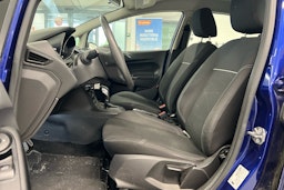 sininen Ford Fiesta 2016 kuva 3.