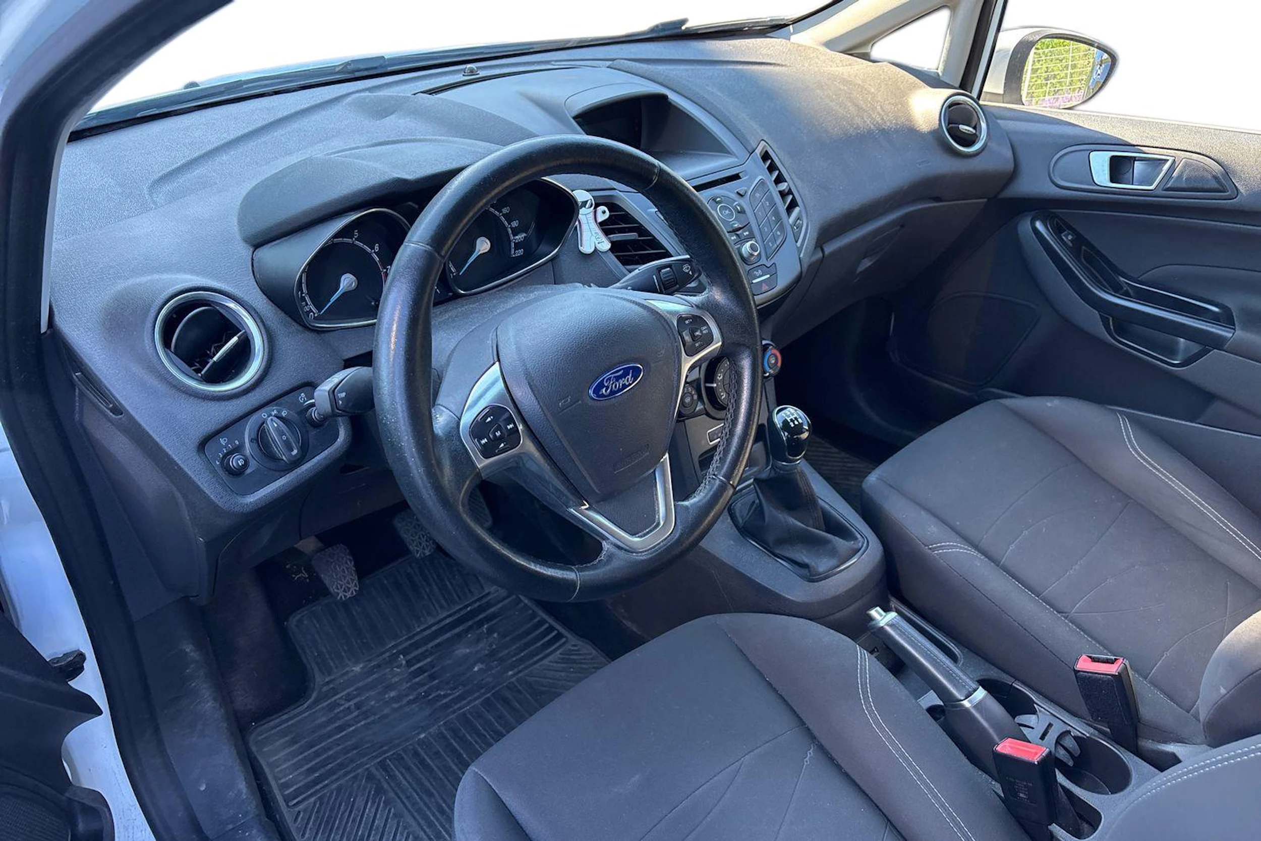 valkoinen Ford Fiesta 2016 kuva 3.
