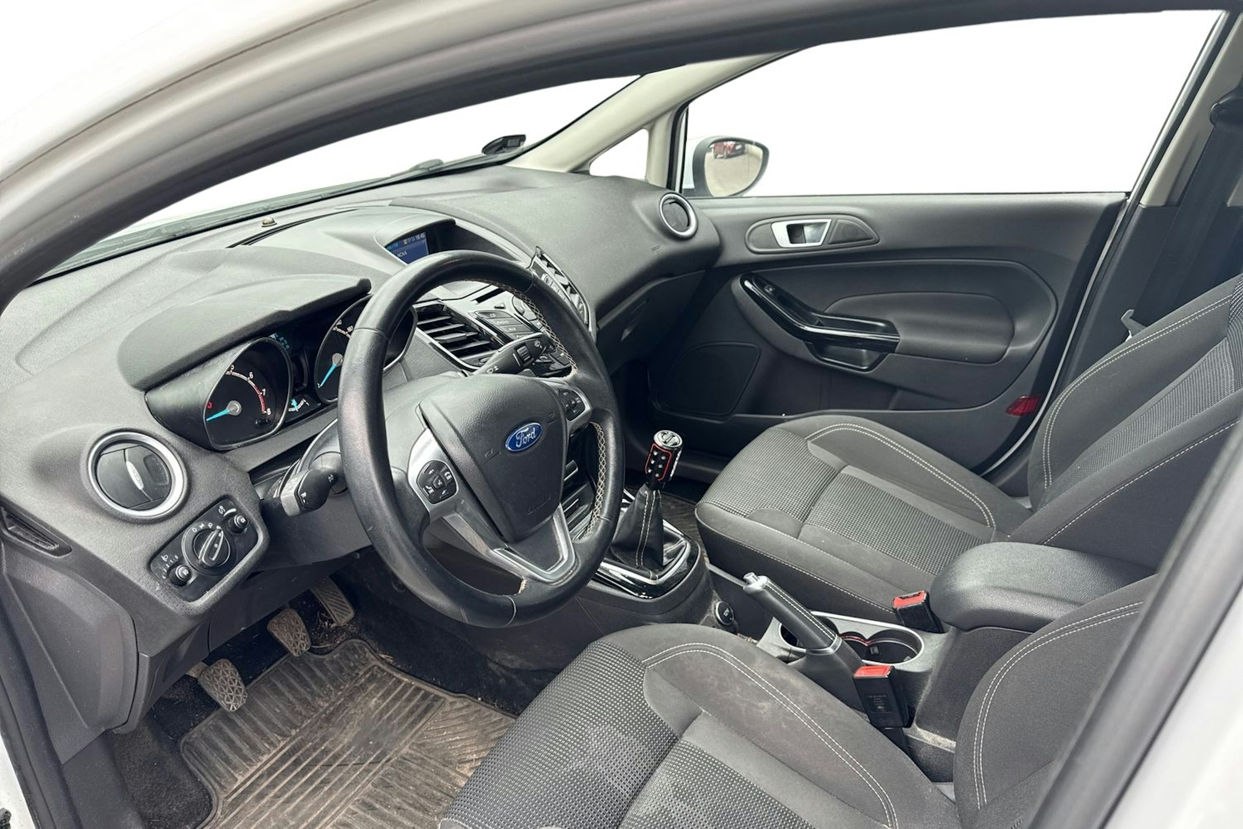 valkoinen Ford Fiesta 2016 kuva 3.