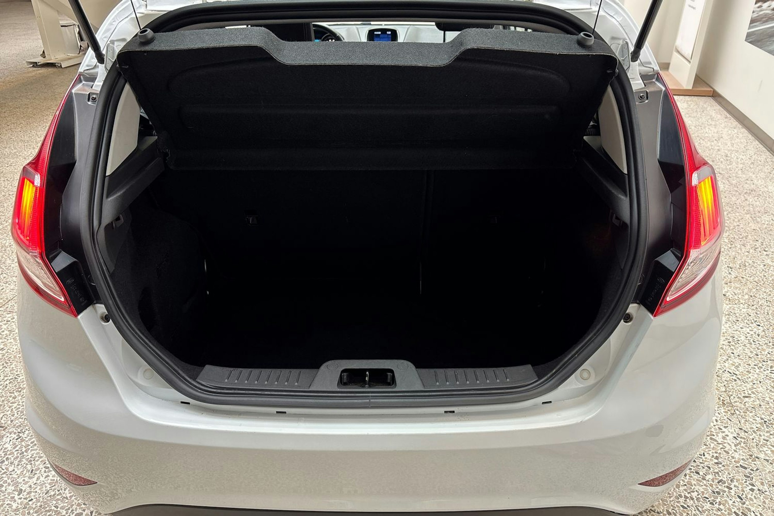 Valkoinen Ford FIESTA 2016 kuva 11.