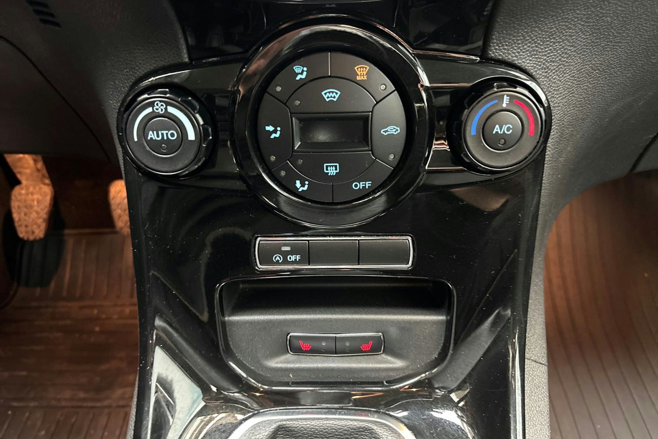 Valkoinen Ford FIESTA 2016 kuva 18.