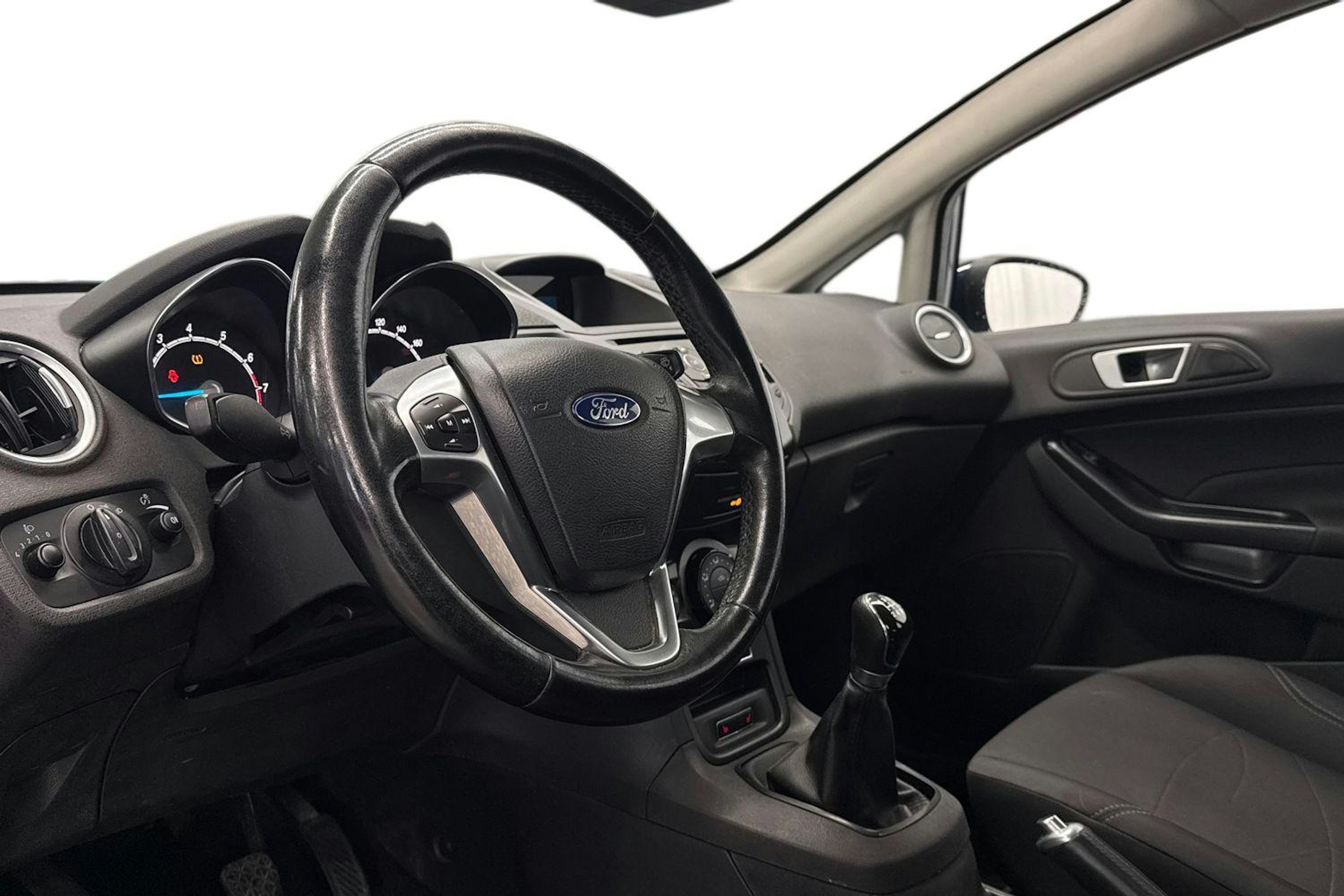 sininen Ford Fiesta 2016 kuva 7.