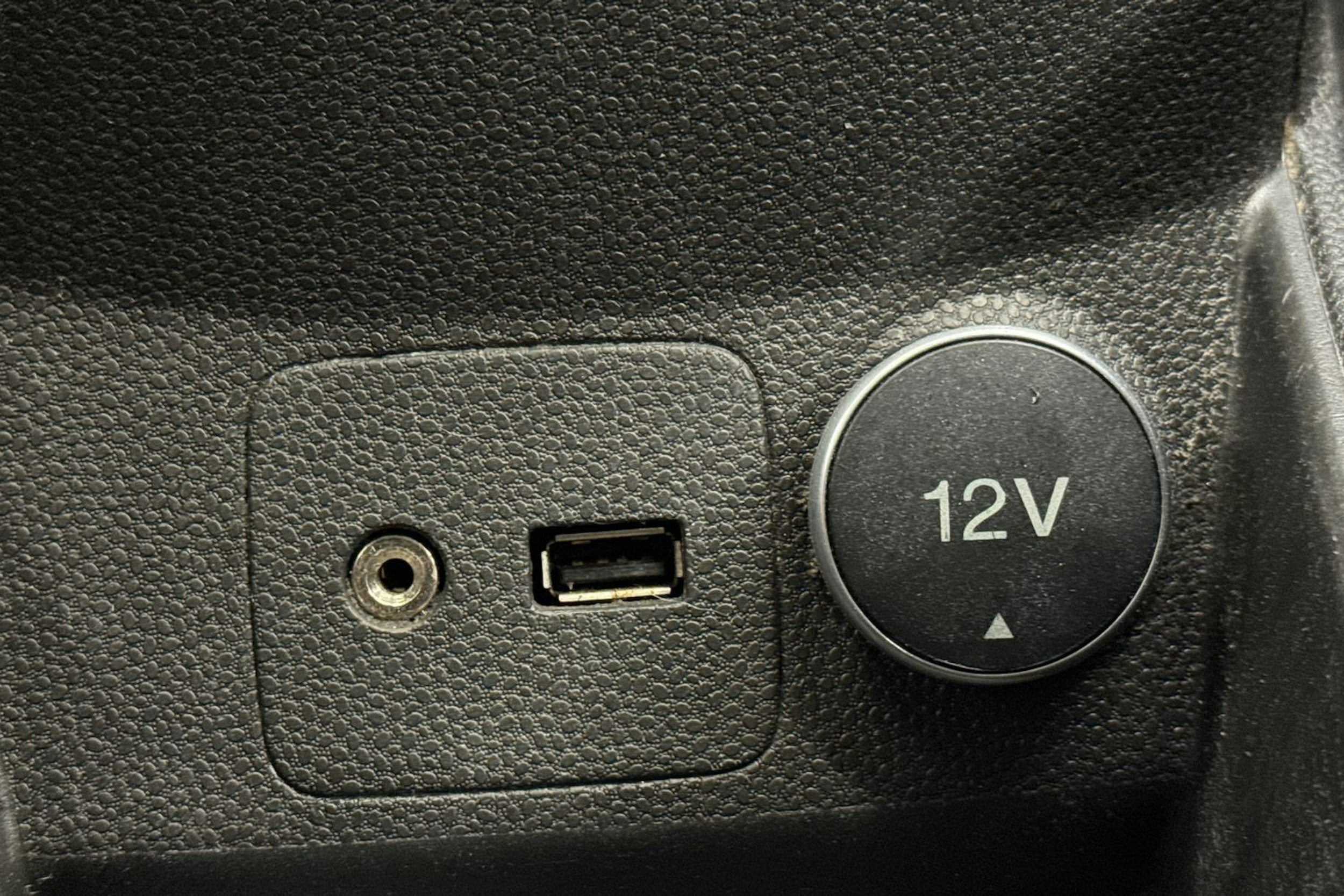 sininen Ford Fiesta 2016 kuva 21.