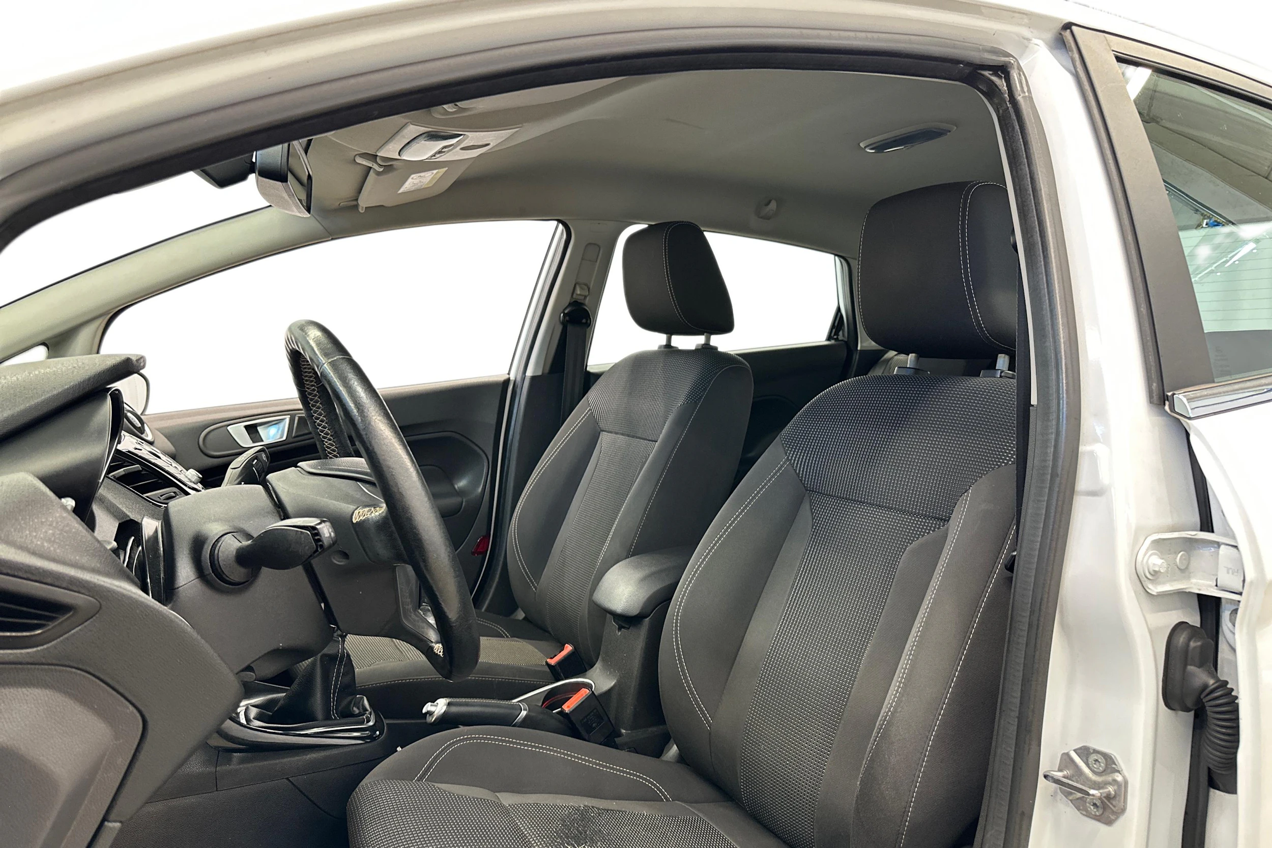 valkoinen Ford Fiesta 2016 kuva 6.
