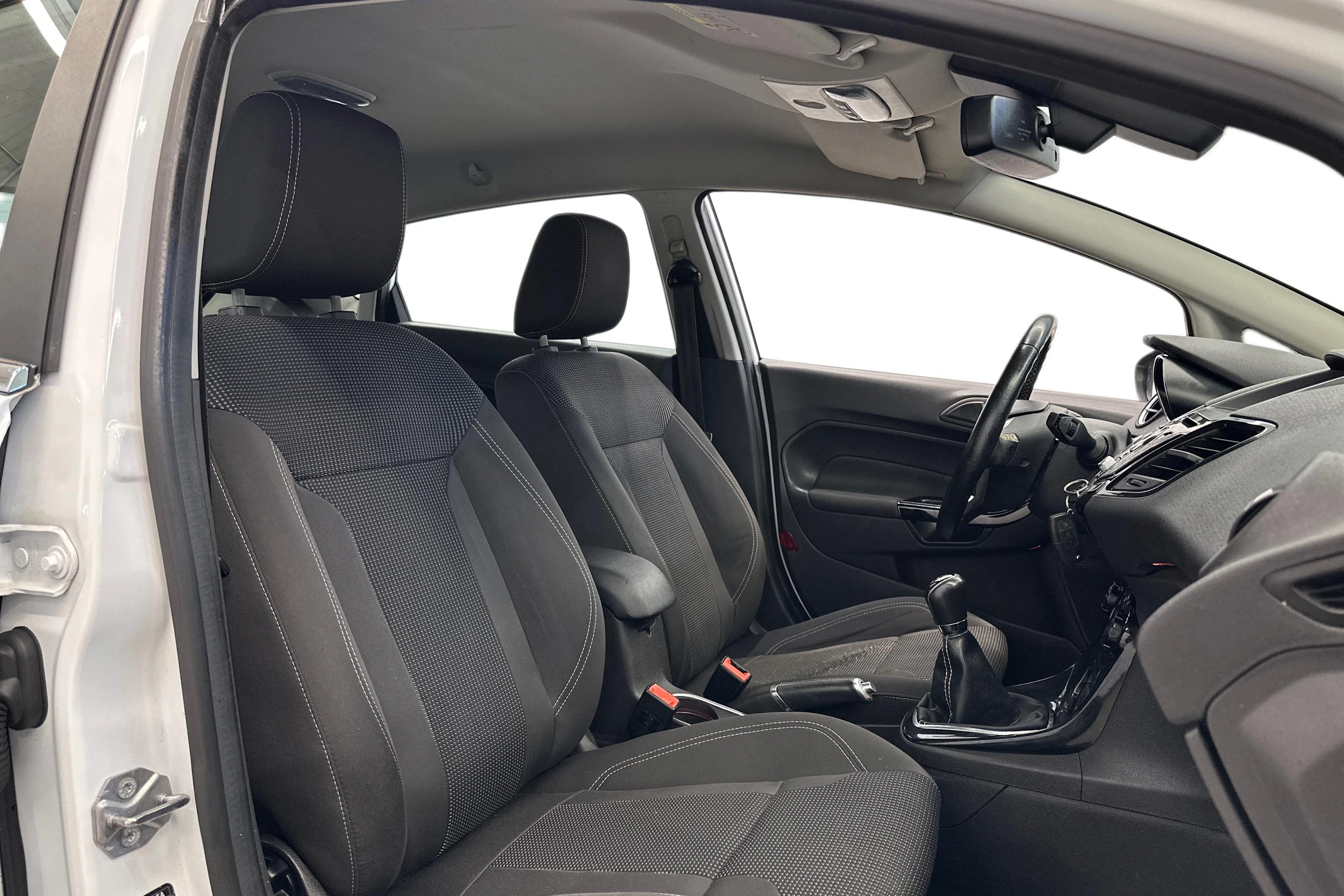 valkoinen Ford Fiesta 2016 kuva 7.