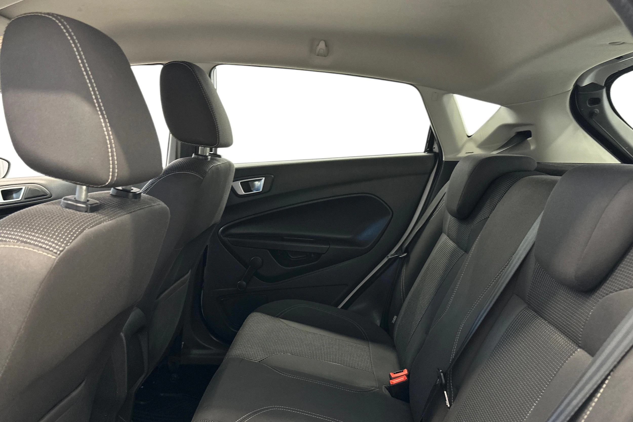 valkoinen Ford Fiesta 2016 kuva 8.