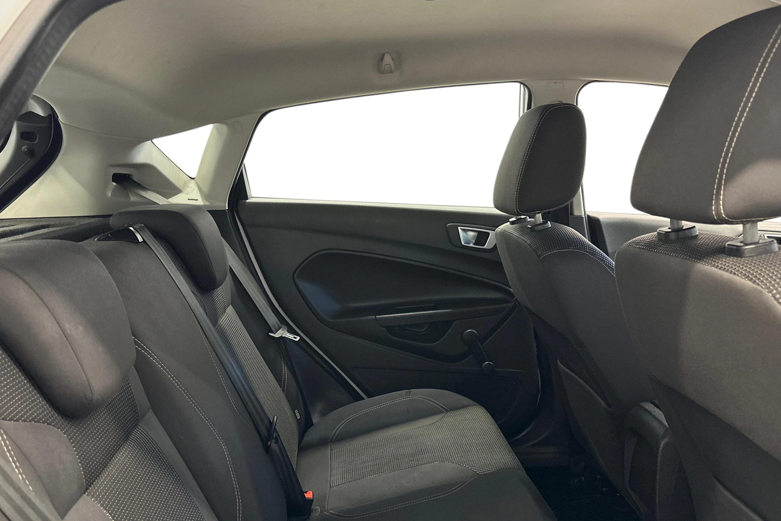 valkoinen Ford Fiesta 2016 kuva 9.