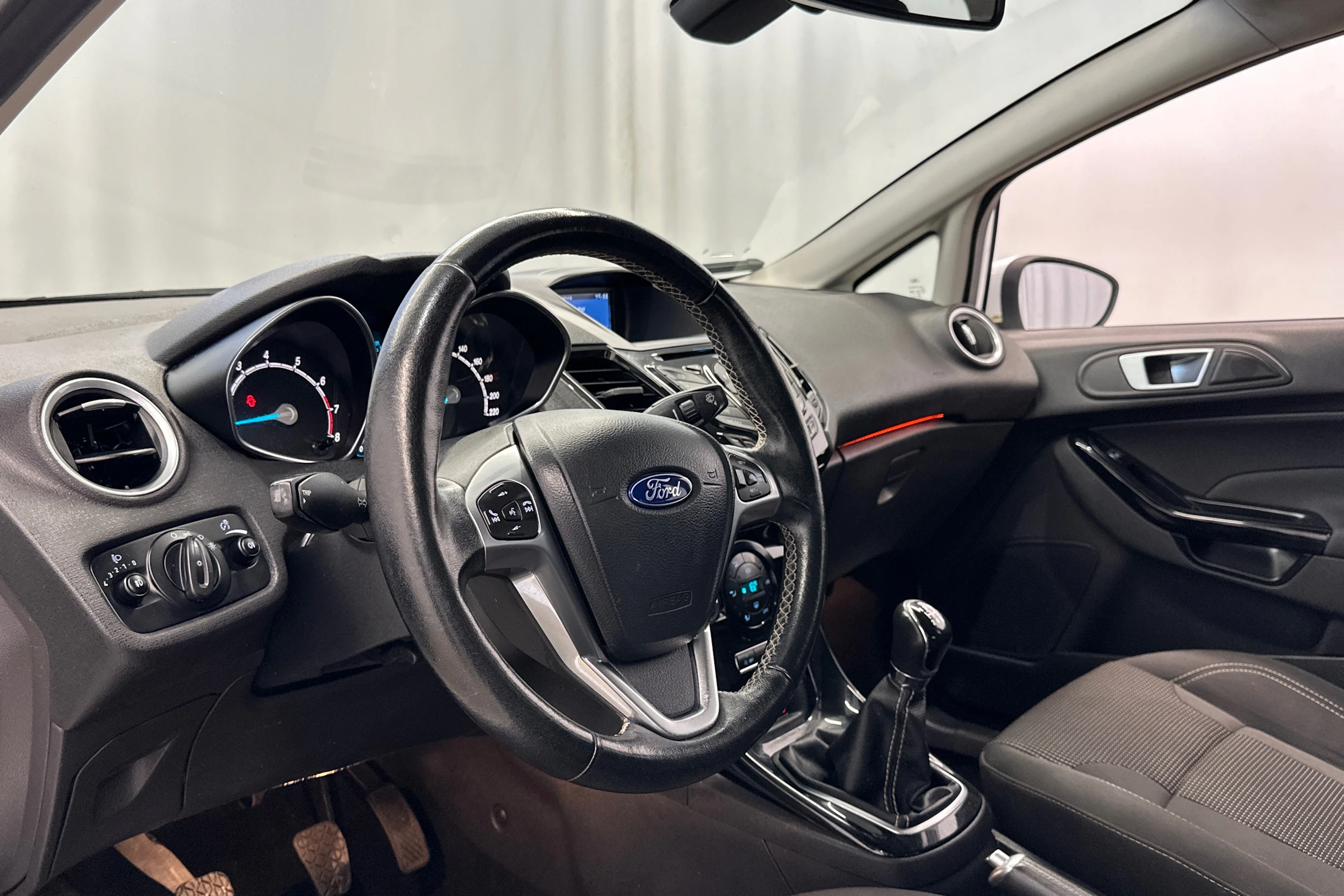 valkoinen Ford Fiesta 2016 kuva 10.