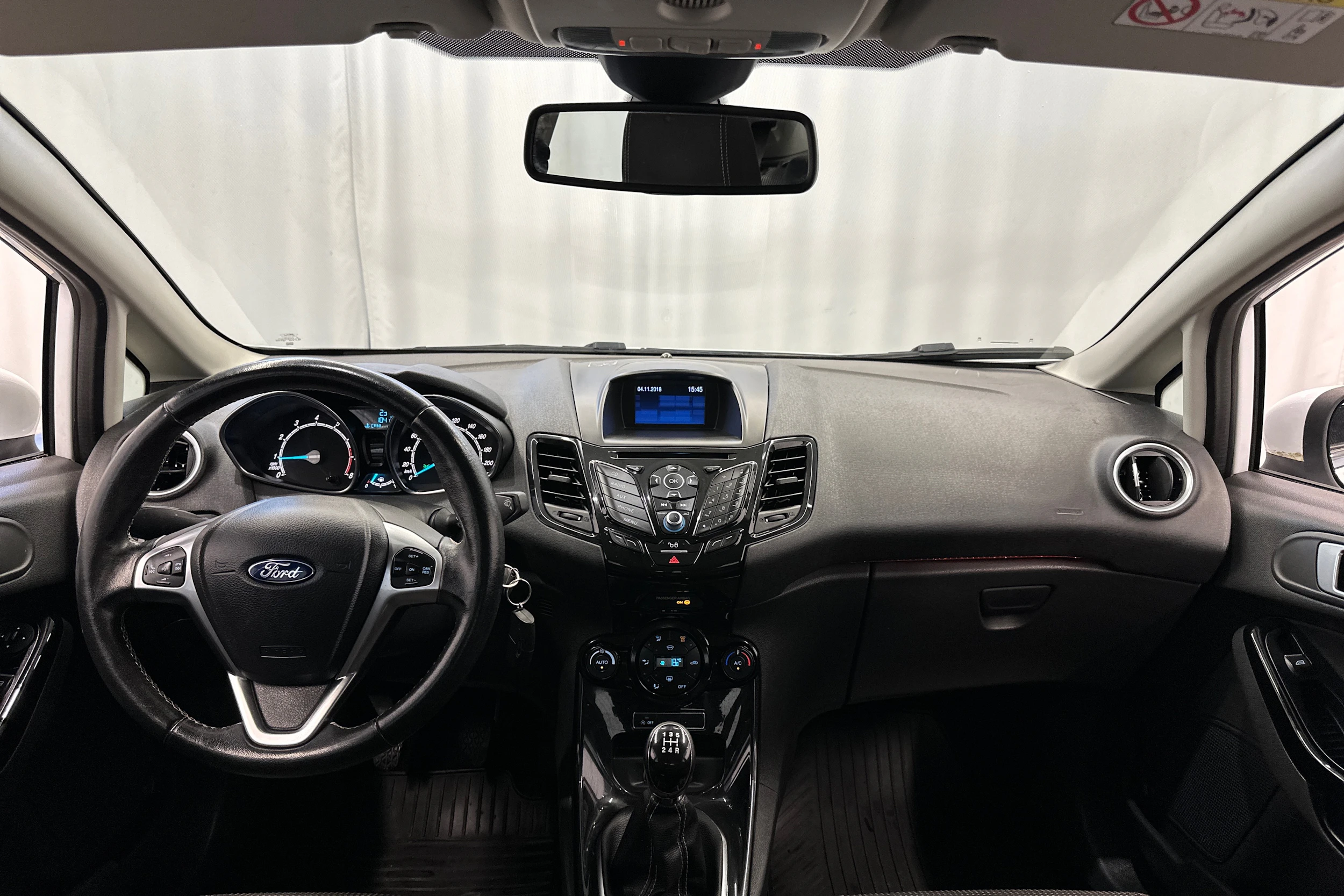valkoinen Ford Fiesta 2016 kuva 11.