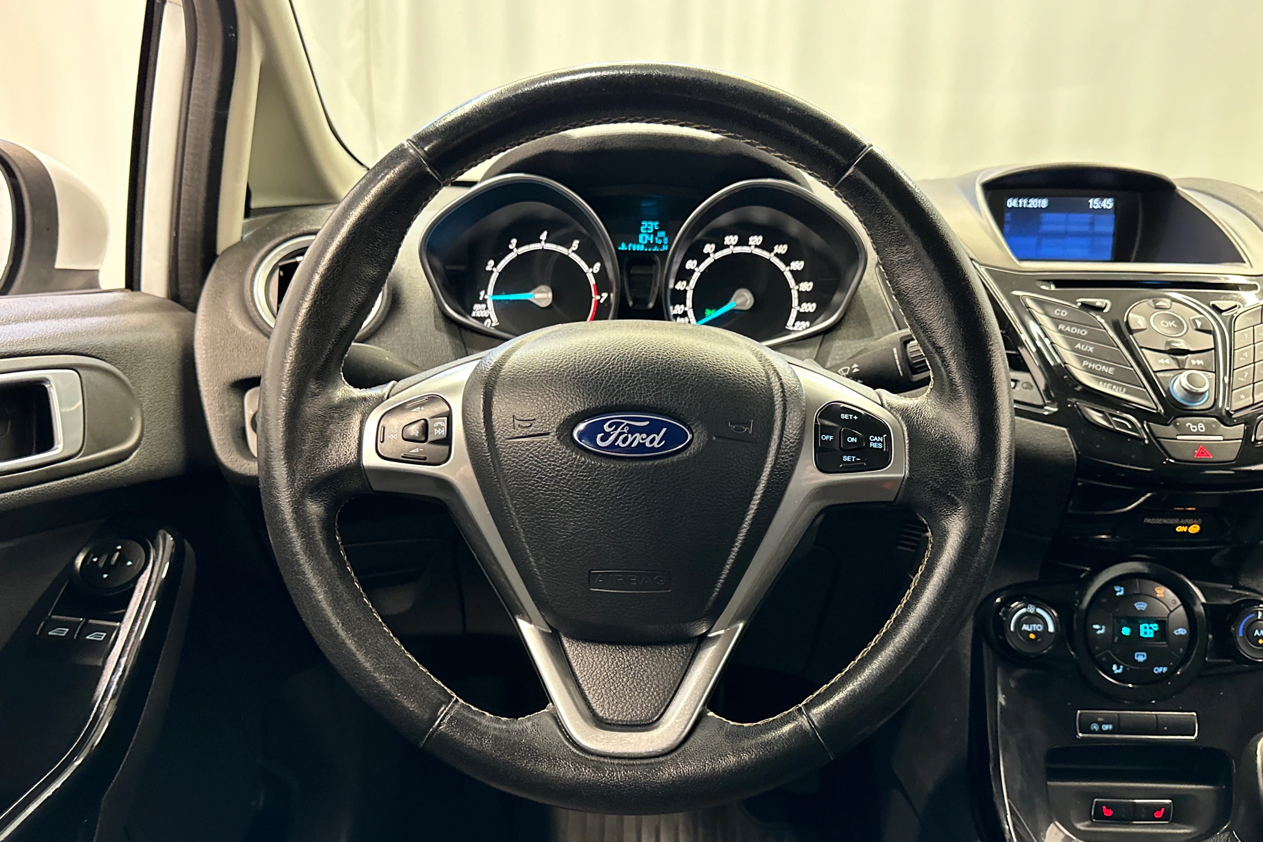 valkoinen Ford Fiesta 2016 kuva 12.