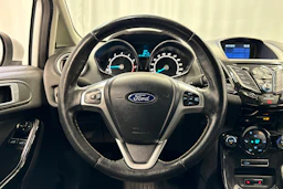 valkoinen Ford Fiesta 2016 kuva 12.
