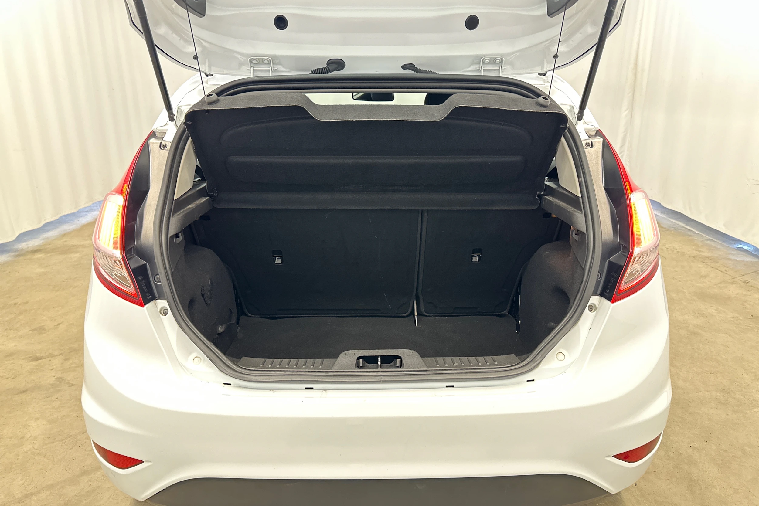 valkoinen Ford Fiesta 2016 kuva 20.