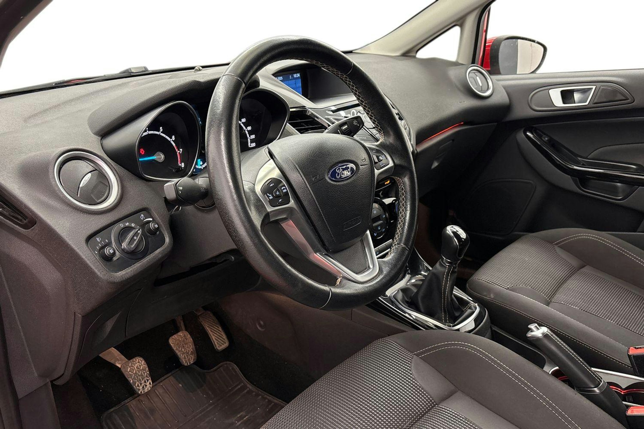 punainen Ford Fiesta 2016 kuva 7.