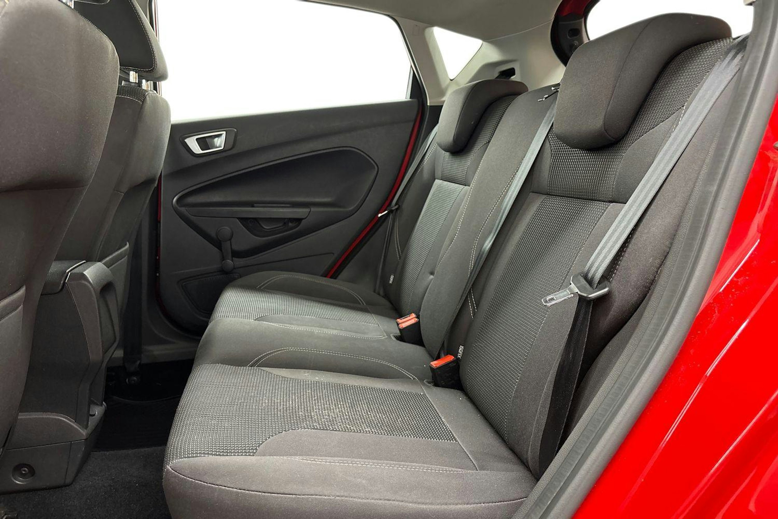 punainen Ford Fiesta 2016 kuva 10.