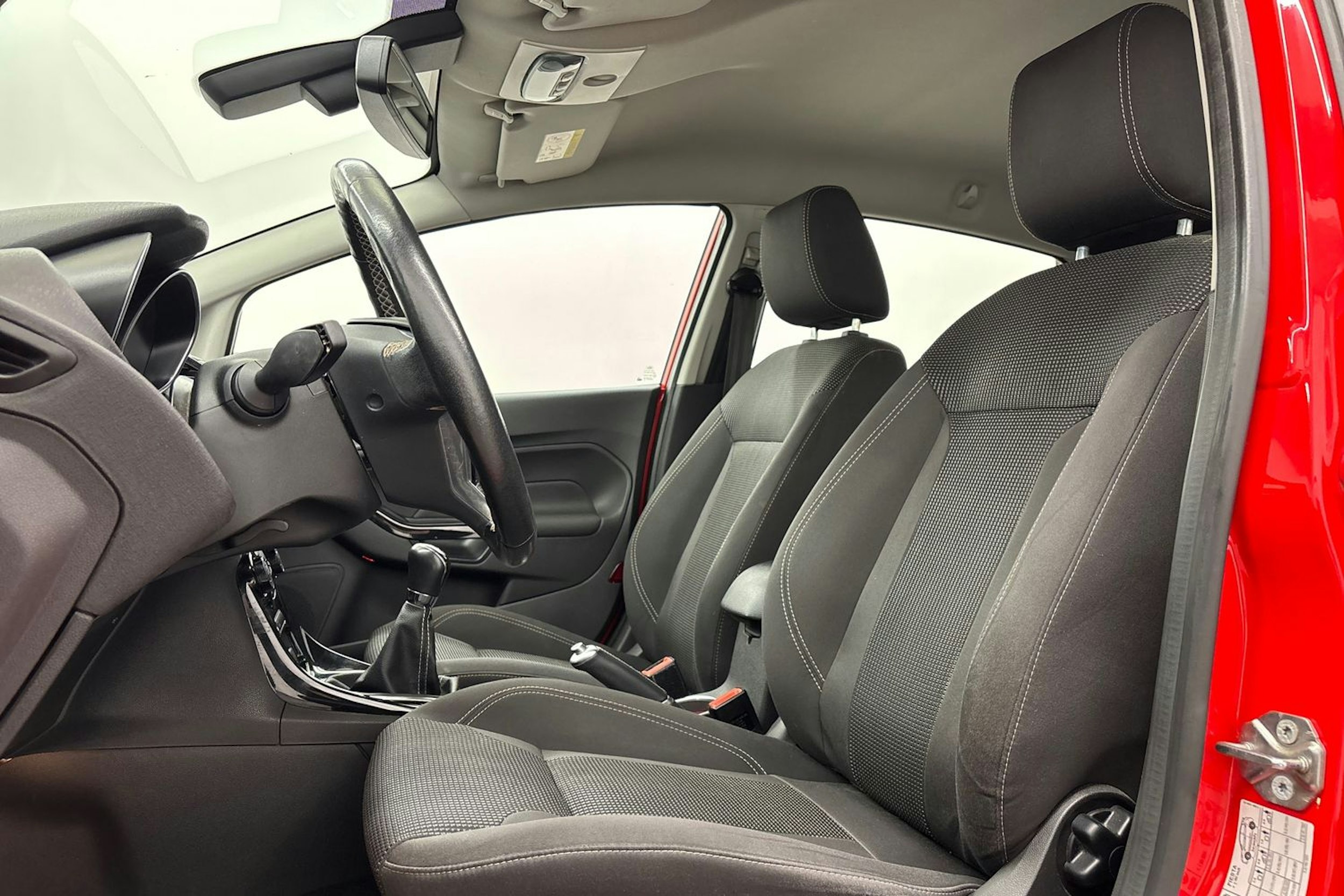 punainen Ford Fiesta 2016 kuva 14.