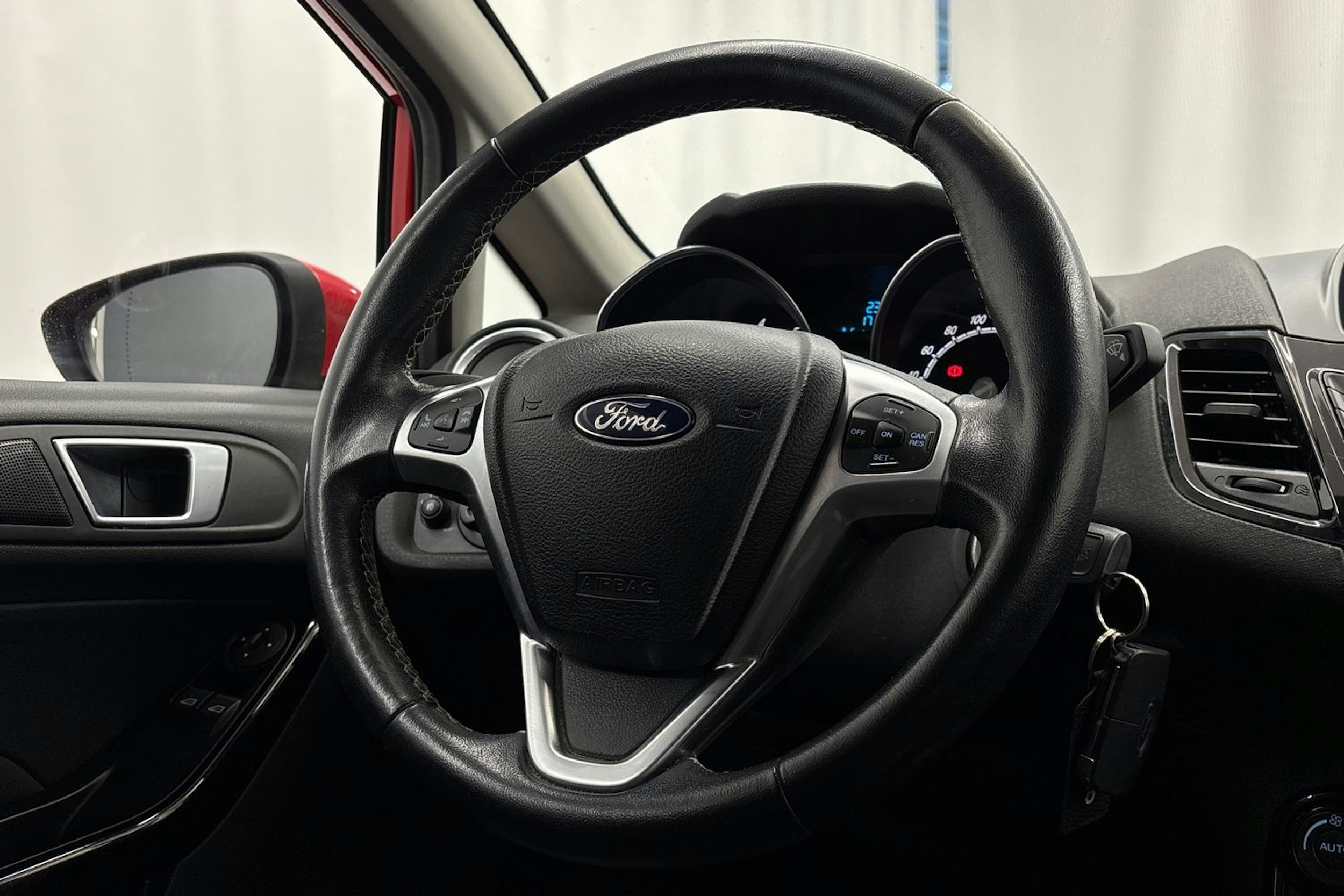 punainen Ford Fiesta 2016 kuva 15.