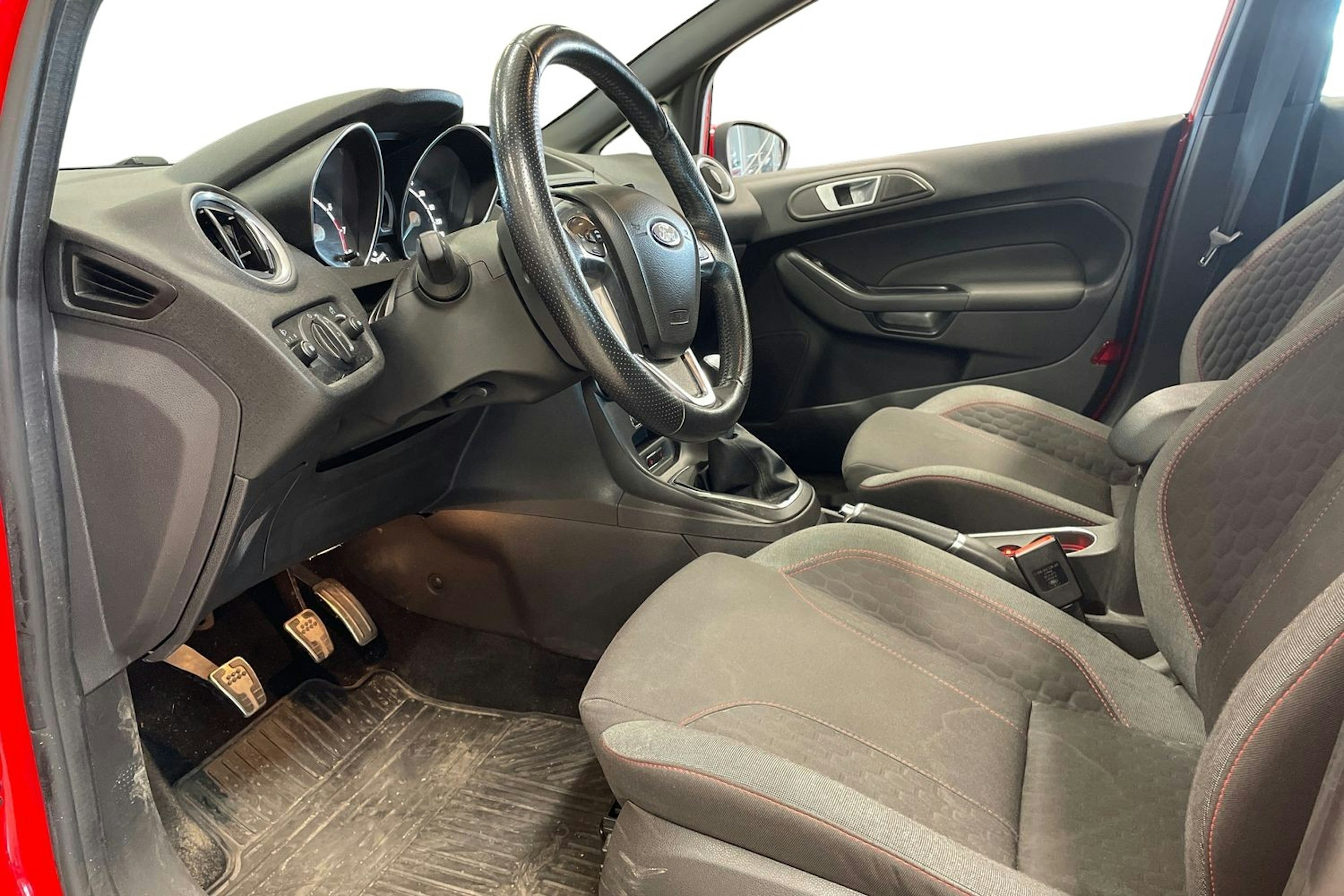 Punainen Ford Fiesta 2016 kuva 3.
