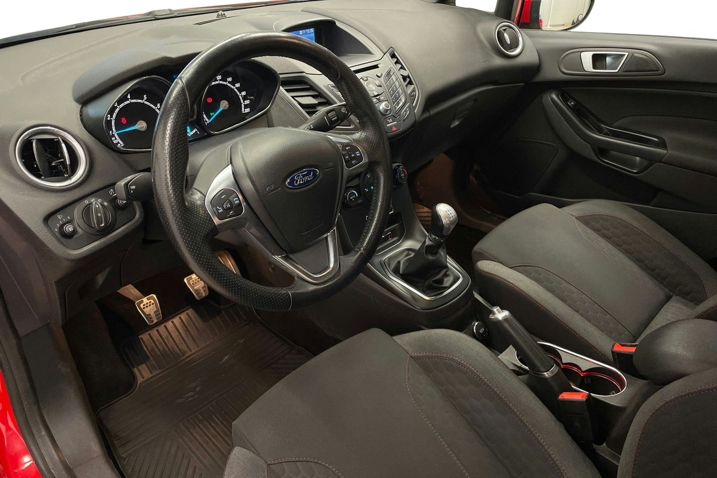 Punainen Ford Fiesta 2016 kuva 7.
