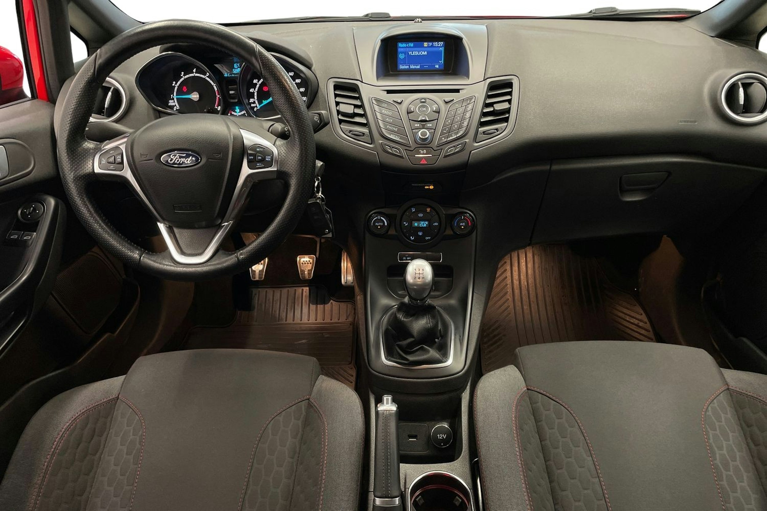 Punainen Ford Fiesta 2016 kuva 9.