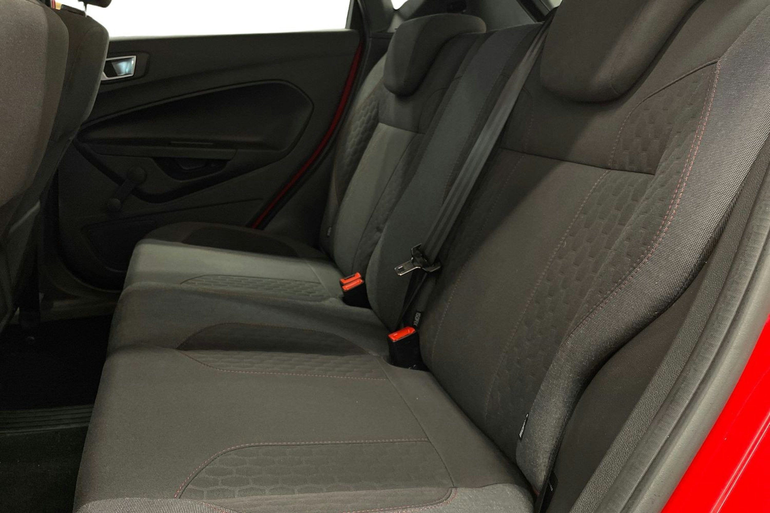 Punainen Ford Fiesta 2016 kuva 10.