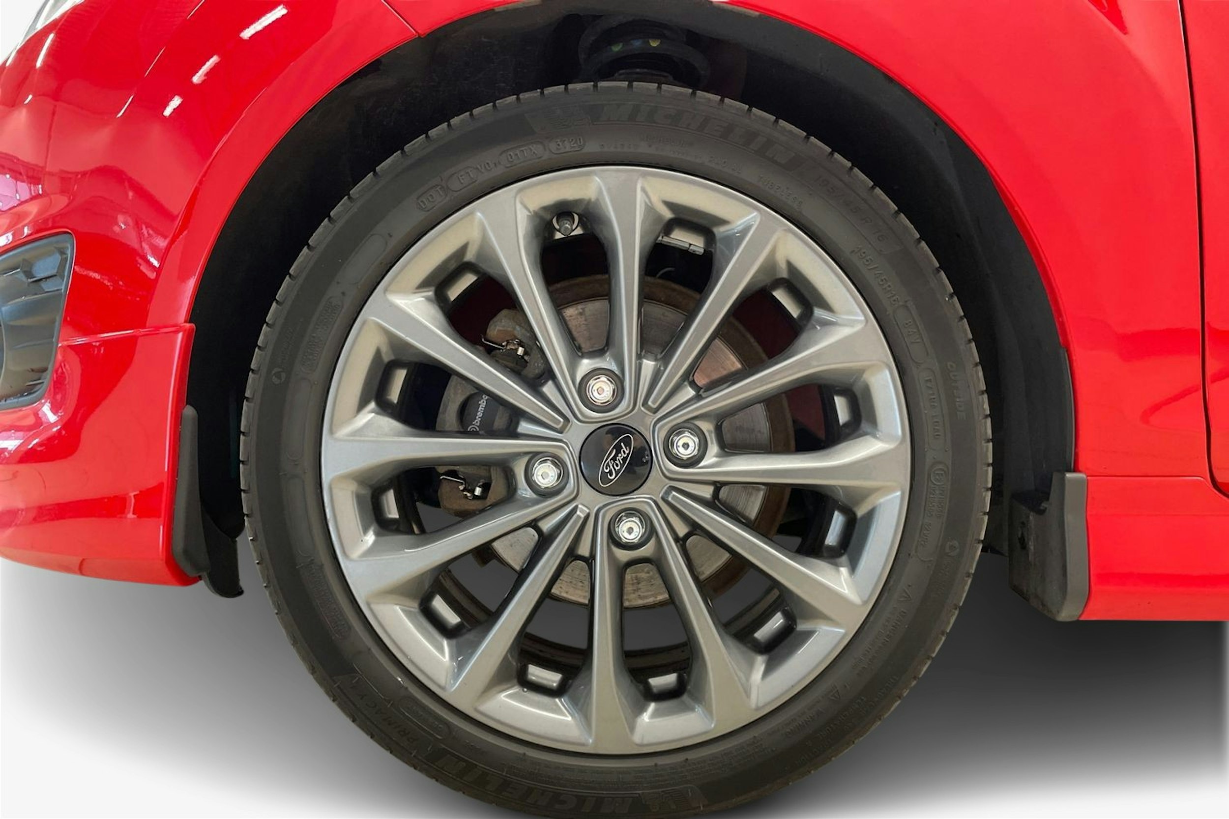 Punainen Ford Fiesta 2016 kuva 11.