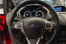 Punainen Ford Fiesta 2016 kuva 15.