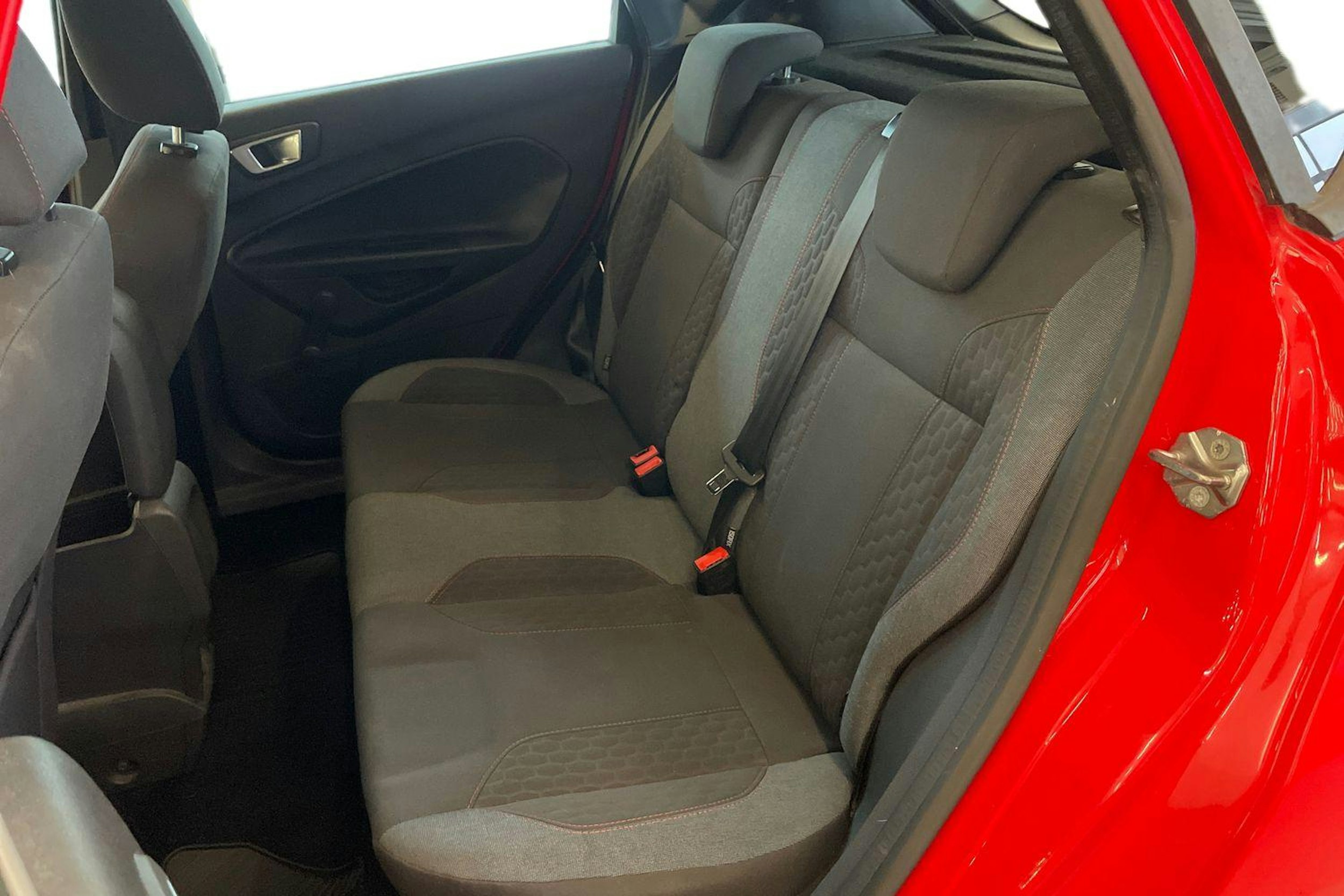 punainen Ford Fiesta 2016 kuva 10.